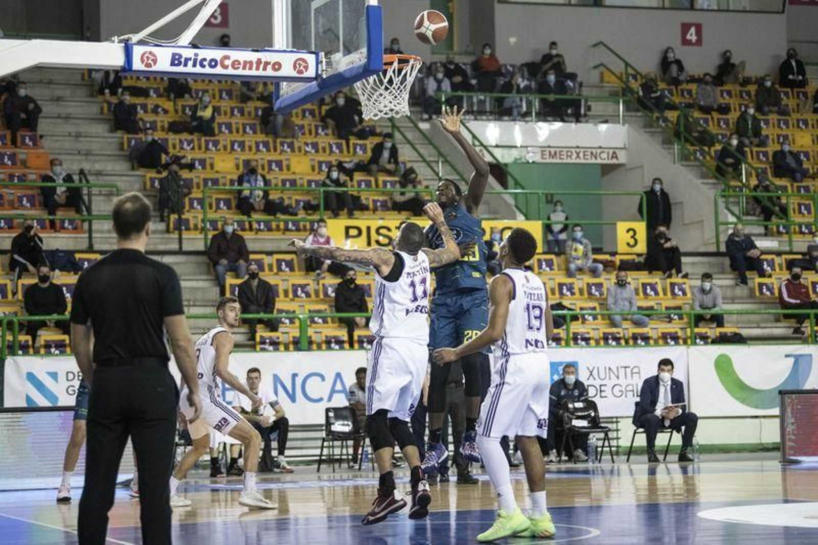 Partido de LEB Oro en el Pazo Paco Paz entre el COB y el Valladolid // FOTO: ÓSCAR PINAL