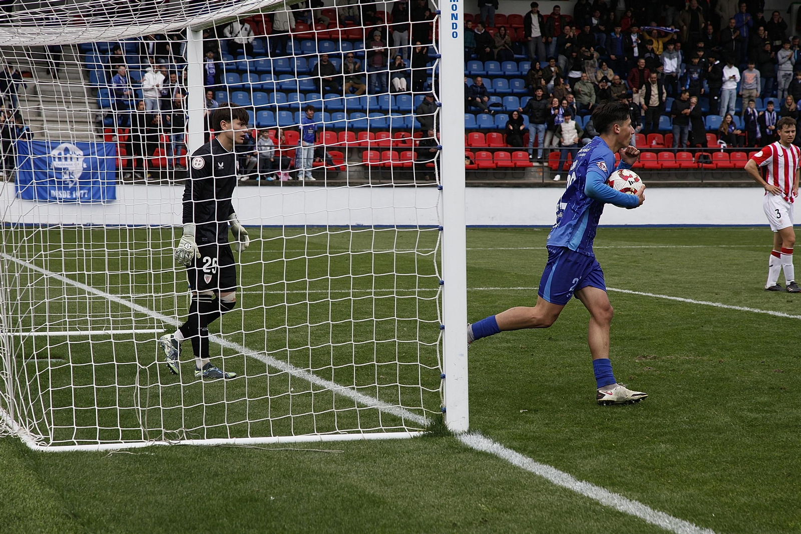 Galería | El Ourense CF sumó su primera derrota en el fortín de O Couto
