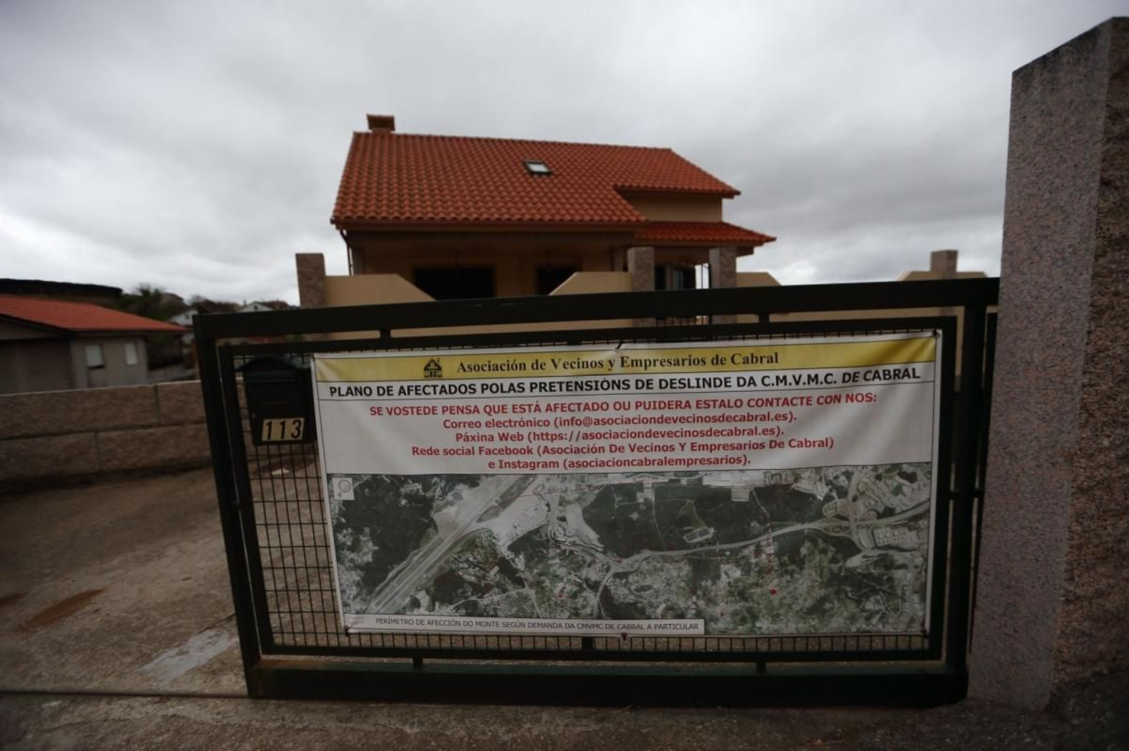 Uno de los carteles colocados por toda la parroquia de Cabral.