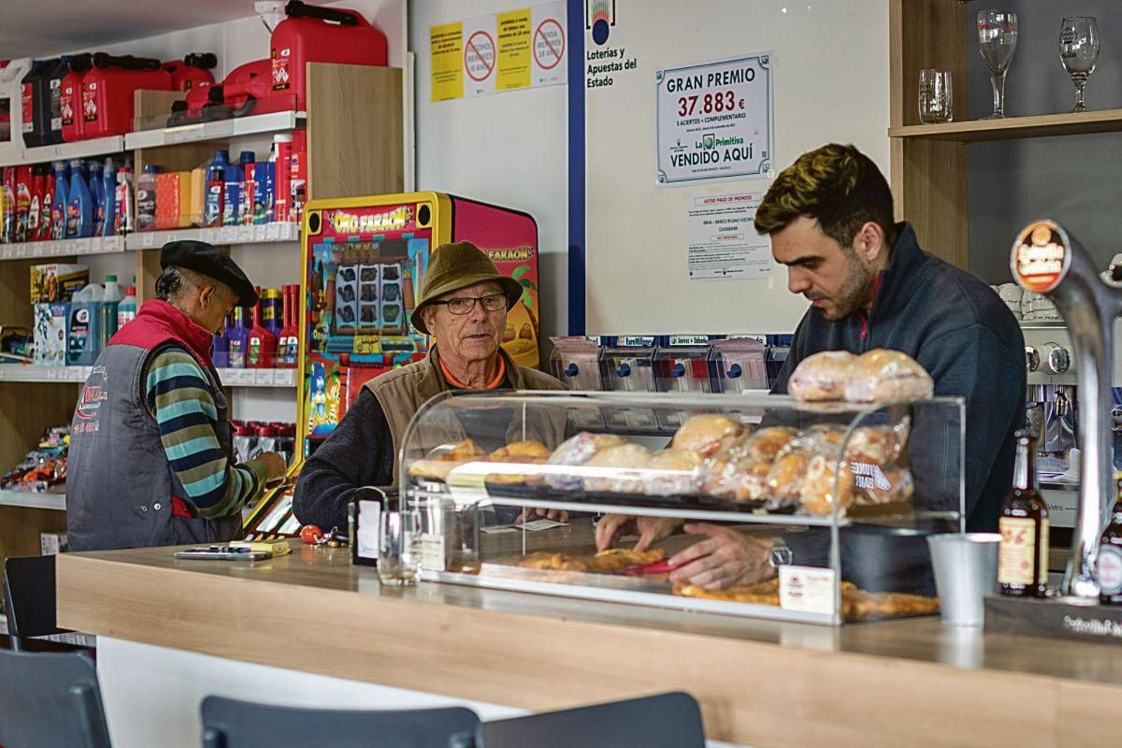 Daniel Barja corta un pedazo de empanada para ofrecerle a sus clientes.ÓSCAR PINAL