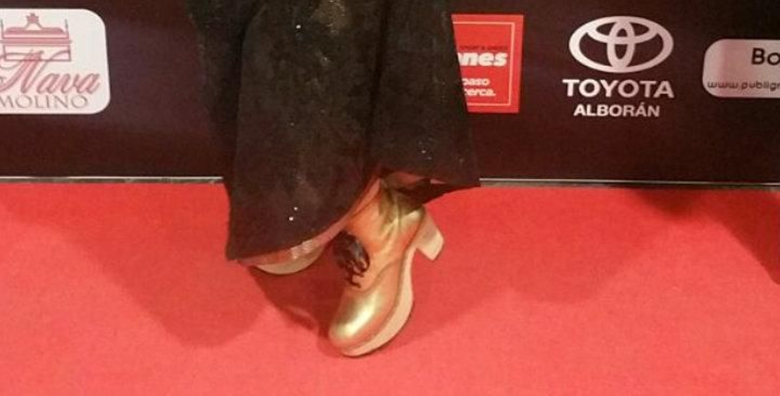 La conocida "zoqueira" Elena Ferro diseñó unos zuecos y una cartera de mano para el traje de gala de Alejandra Plaza