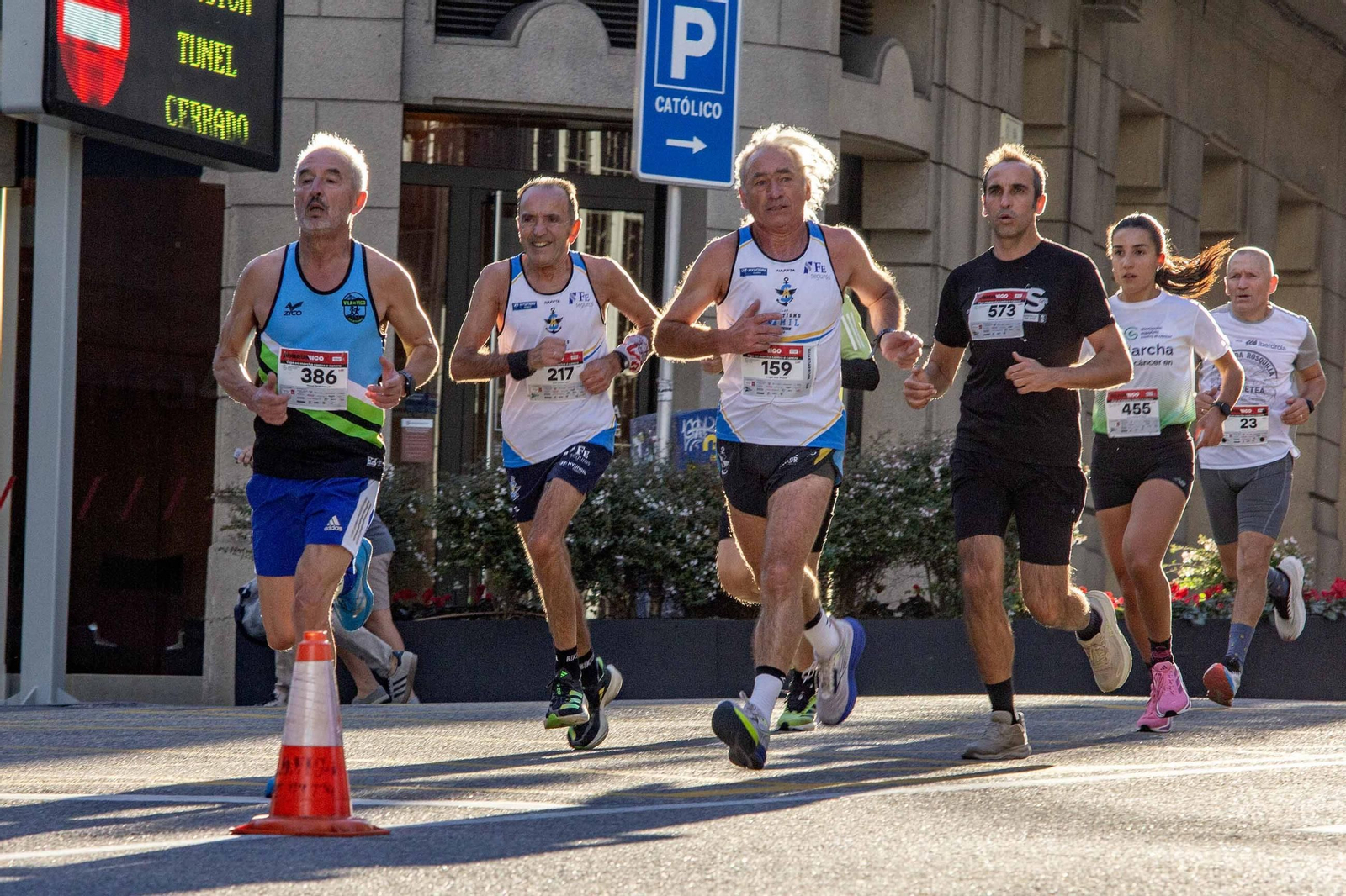 Galería | La Vigo en Marcha contra o Cancro congrega a 3.000 personas en su primera edición