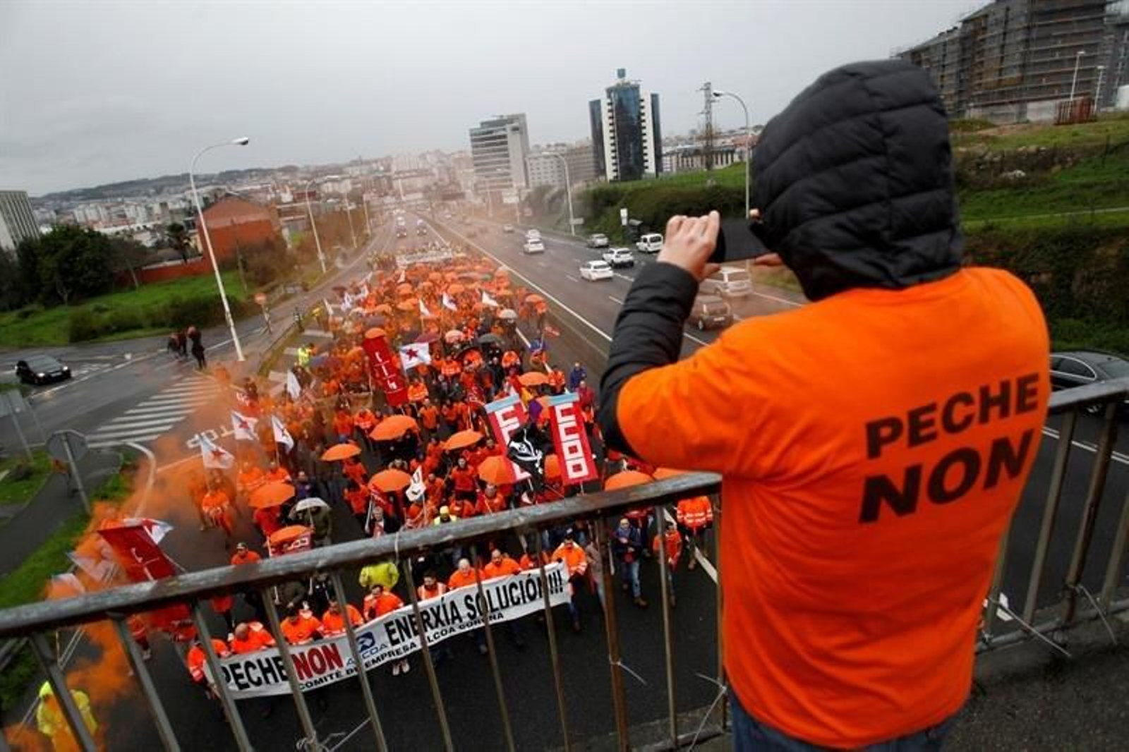 Los trabajadores de Alcoa protestando.