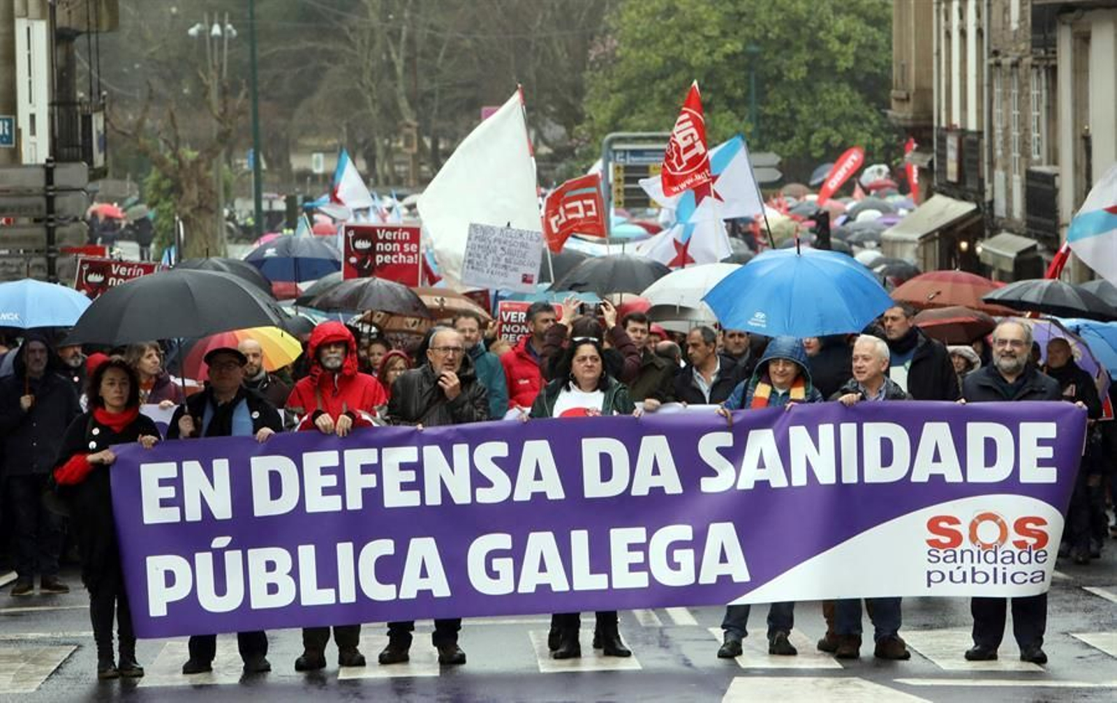 Miles de personas desfilaron hoy al inicio de una masiva manifestación en las calles de Santiago de Compostela