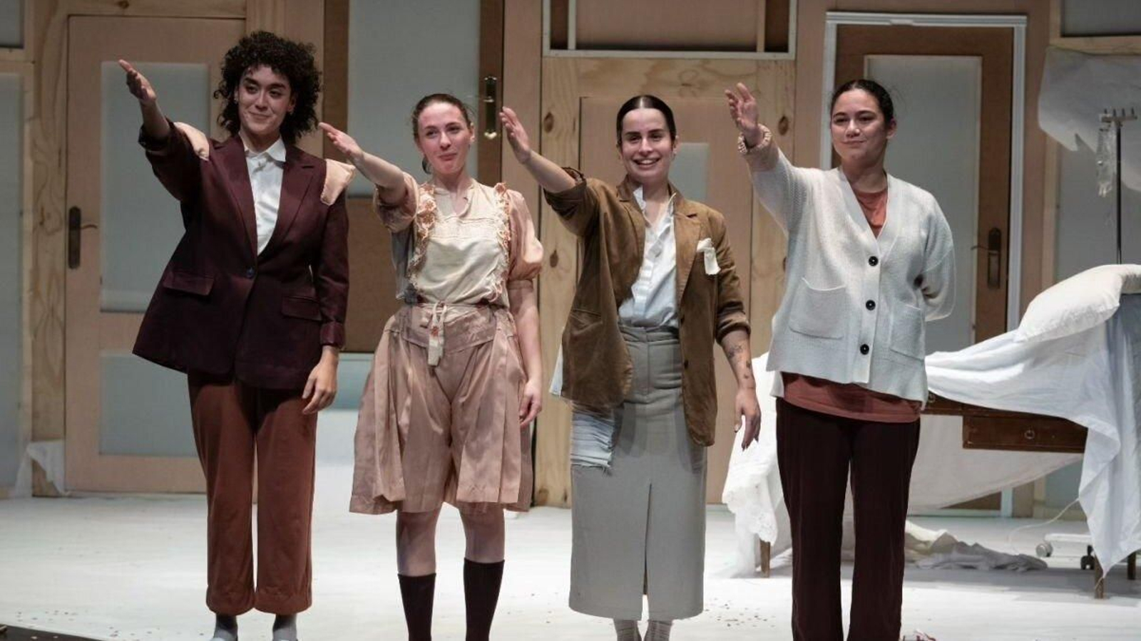 Los actores de CoidadoBastón! despidiendo “Redordari”.