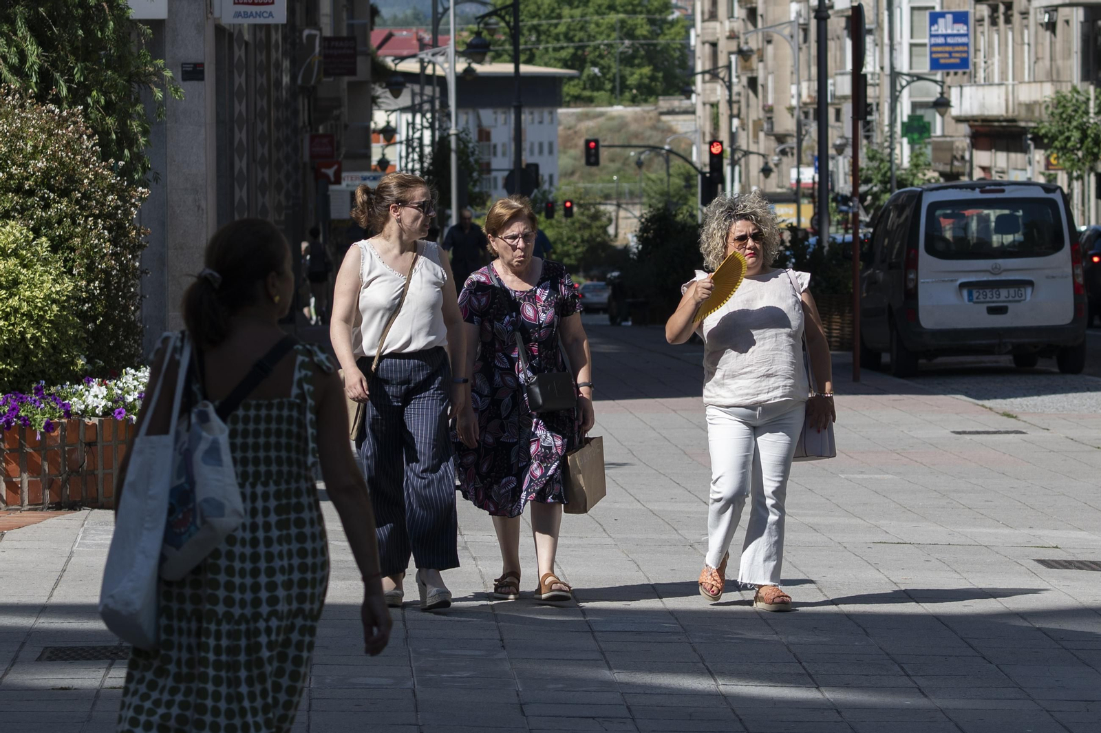 Galería | Los ourensanos combaten las altas temperaturas con sombras, piscinas y ríos