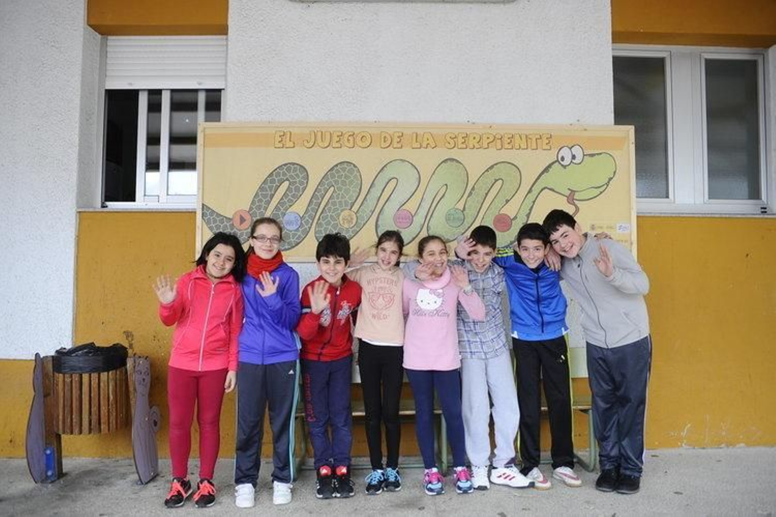 Alumnos participantes en el "Juego de la serpiente" del Colegio Padre Feijó.