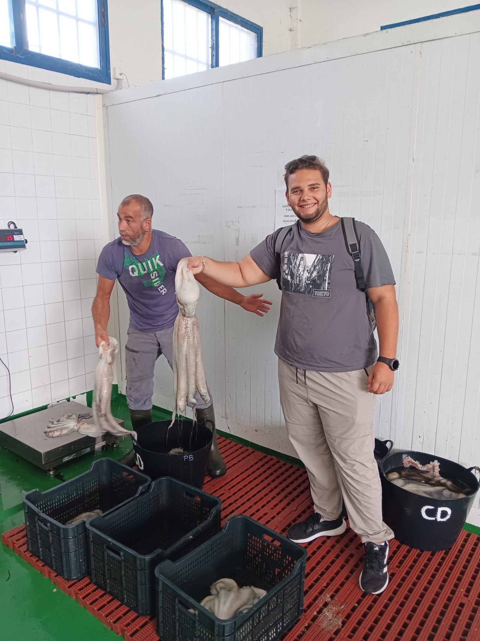 Mohamed junto a Damian, patrón del pesquero “Castro da Costa”.