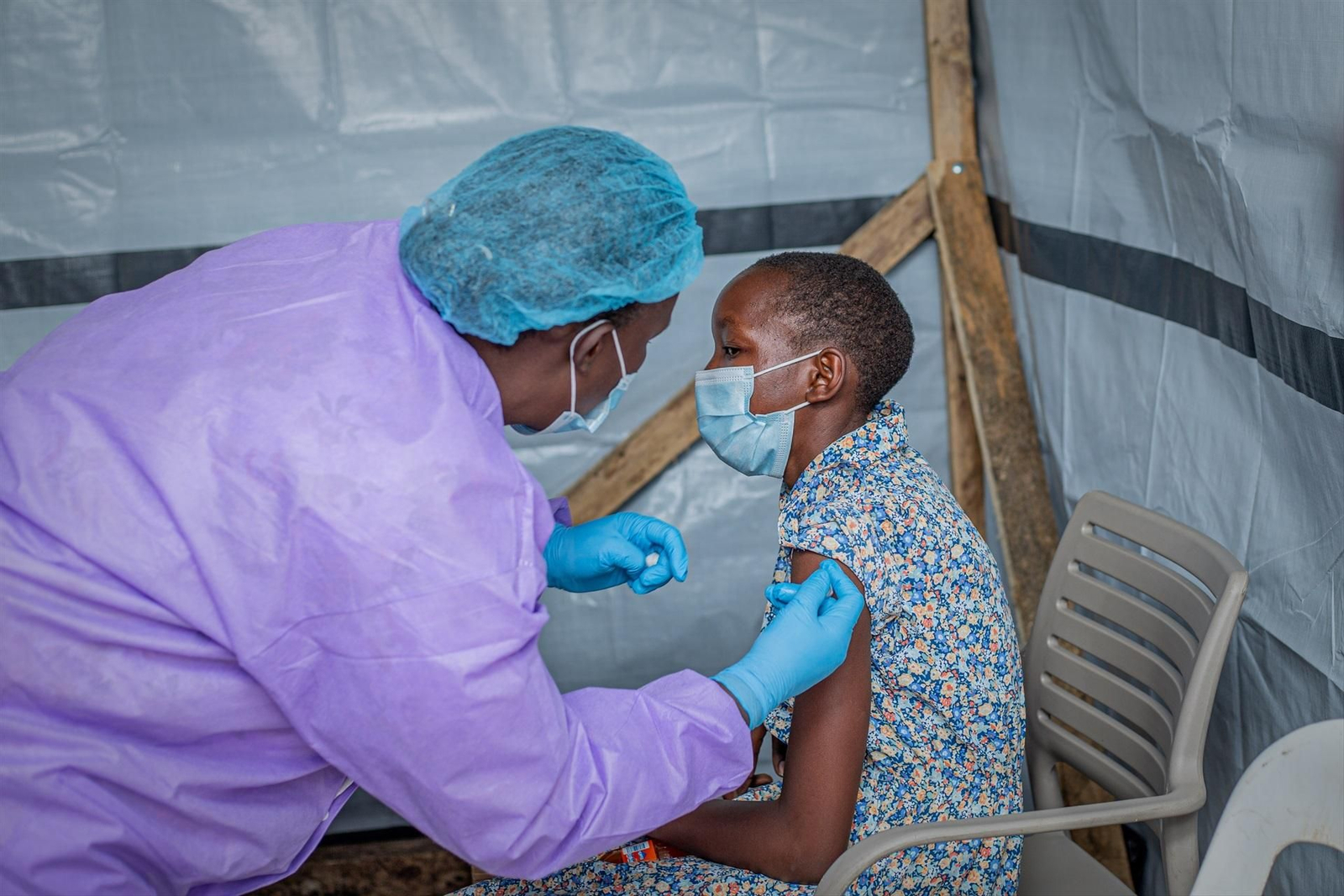 Un voluntario de un ensayo clínico recibe una dosis de una vacuna contra el virus del Ébola de Bundibugyo
