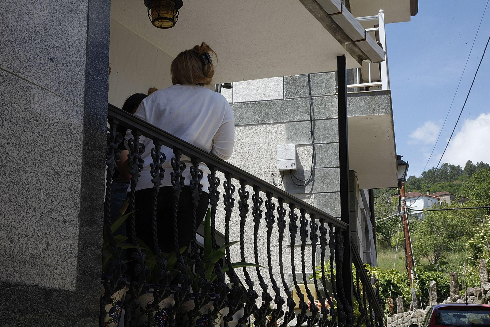 La vivienda asaltada en mayo del pasado año, con la cuidadora, testigo de lo ocurrido, de espaldas (MIGUEL ÁNGEL).