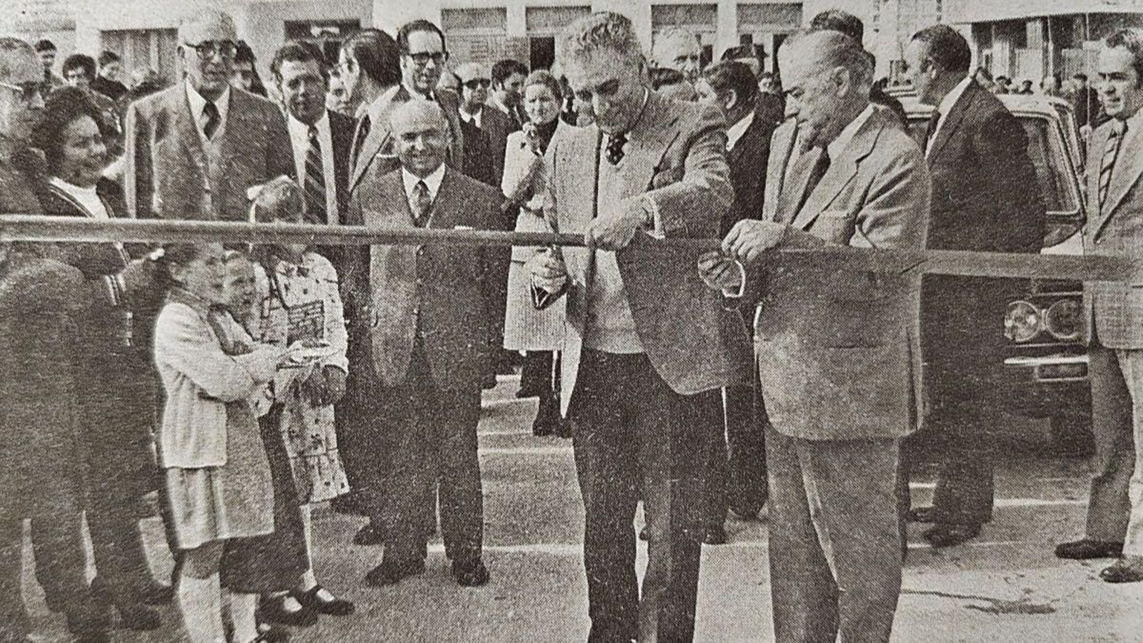 El gobernador civil cortando una cinta de inauguración en Puebla de Trives.