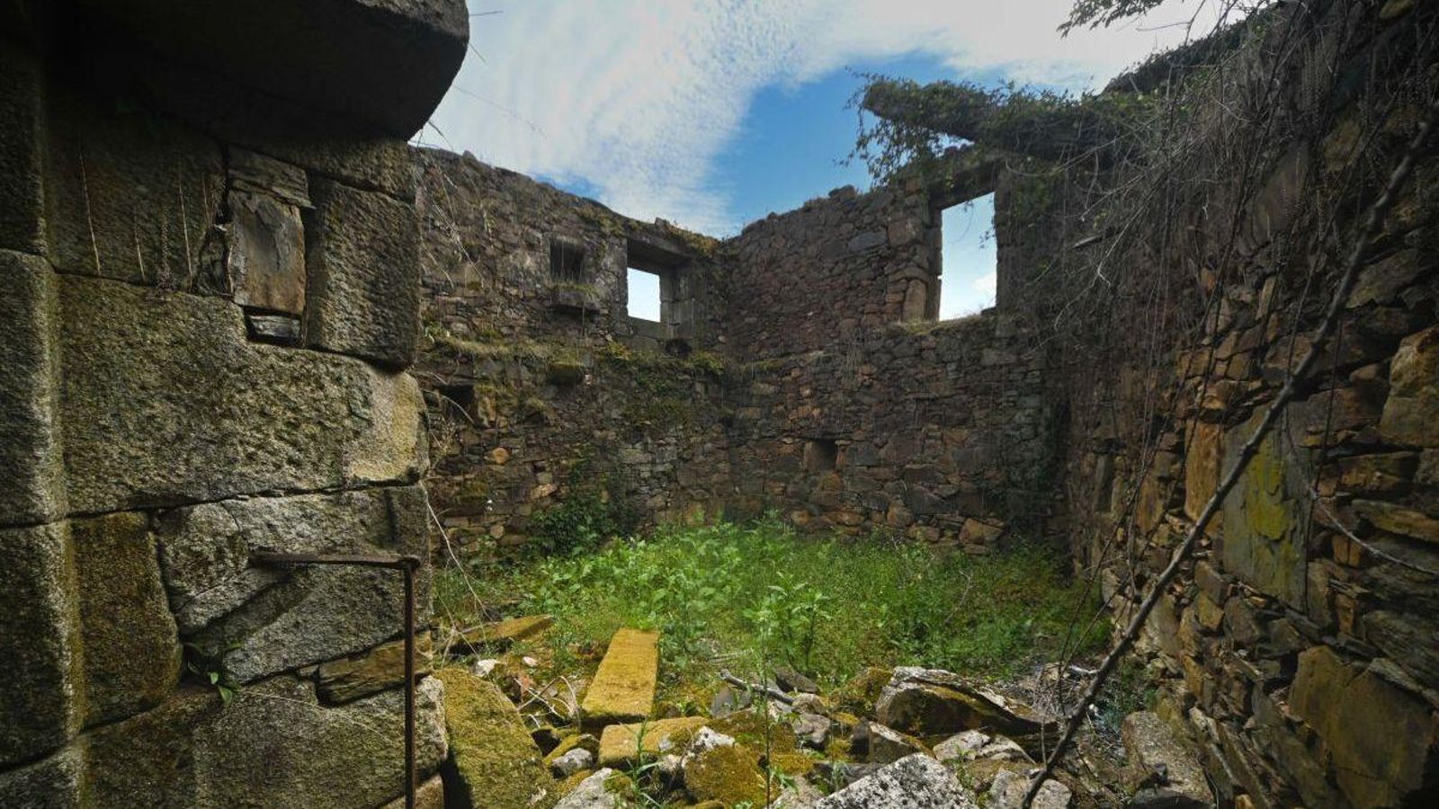 Interior del inmueble, lleno de cascotes.
