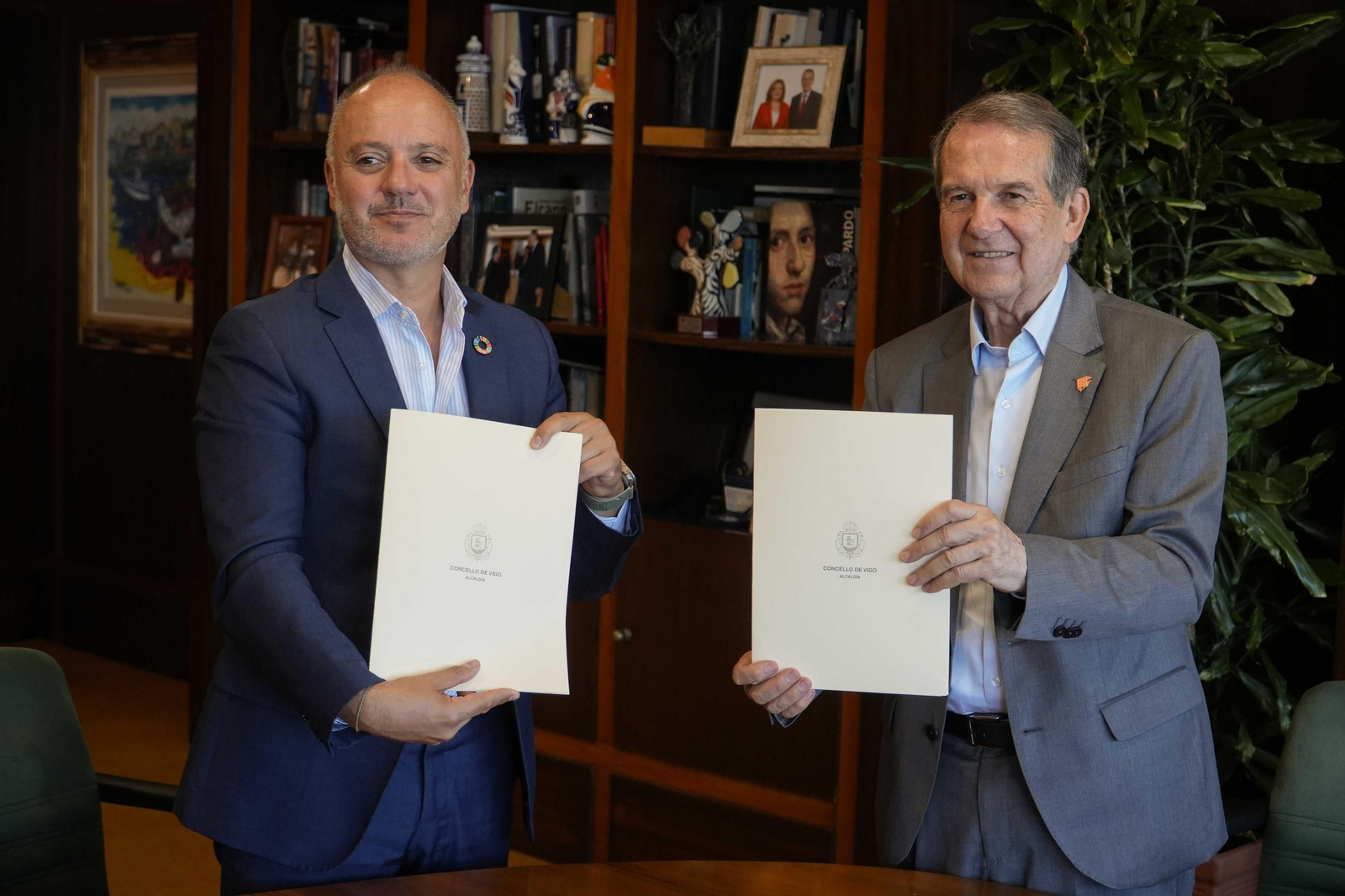 Abel Caballero y David Regades, con el convenio firmado.