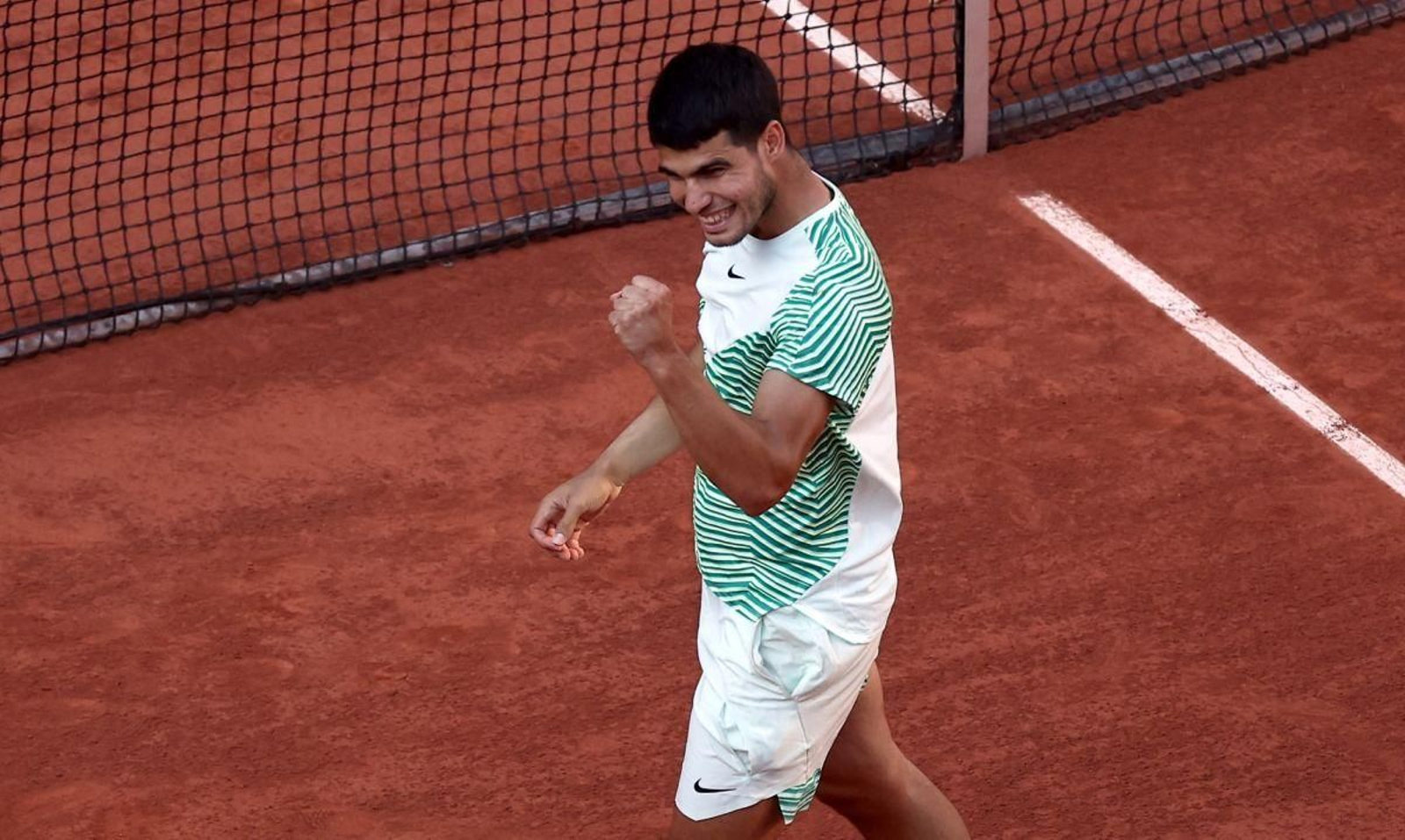 Carlos Alcaraz celebra su victoria ante el italiano Lorenzo Musetti.