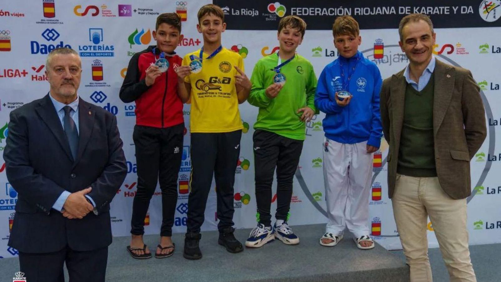 Gael Gómez (Kárate Xinzo), de azul a la derecha, con el bronce.