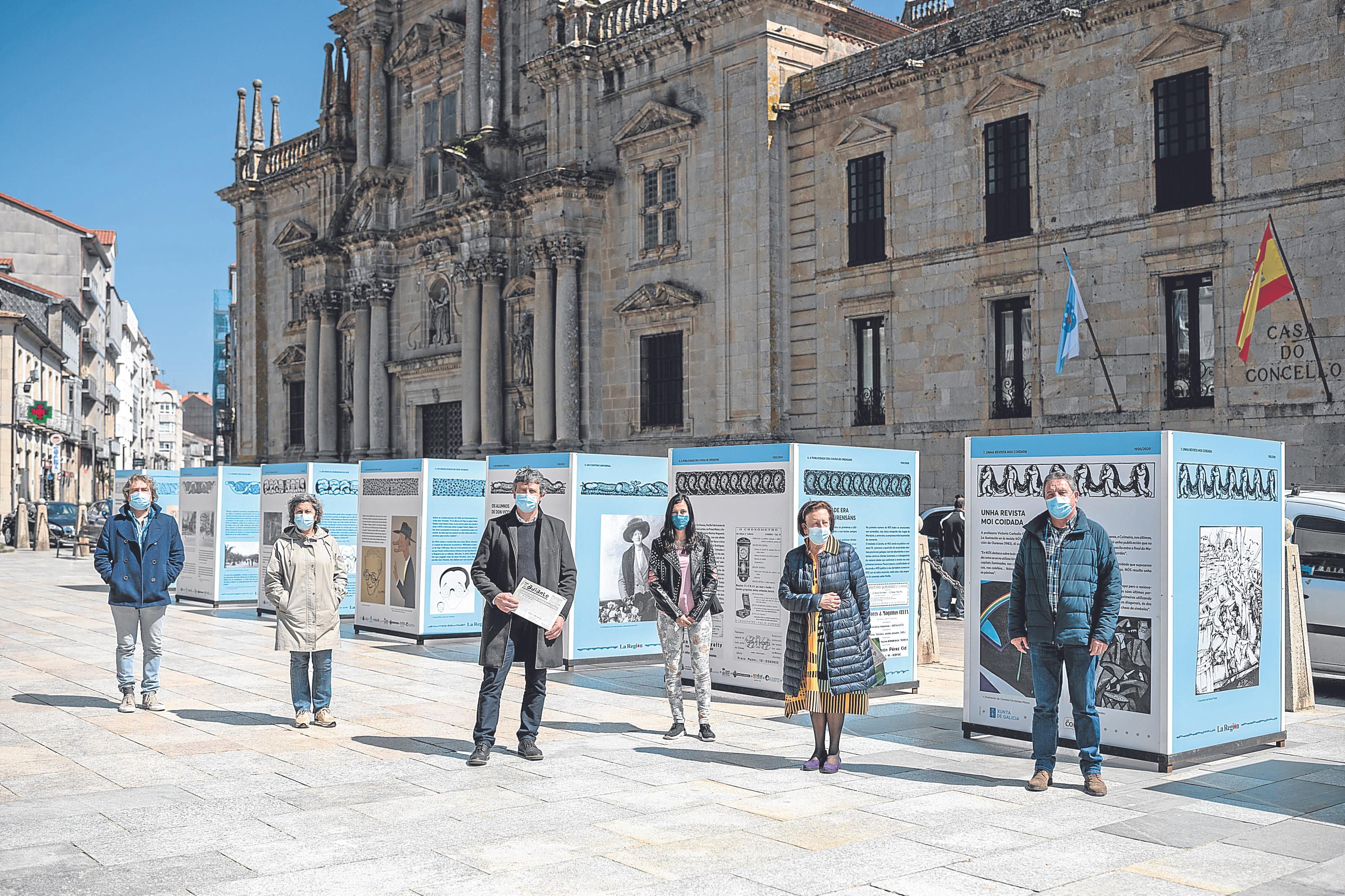 Manuel Nogueiras, Teresa Barge, Antonio Puga, Paula Sanabria, Maribel Outeiriño e Xabier Pulido na inauguración da mostra na Praza Maior. // ÓSCAR PINAL