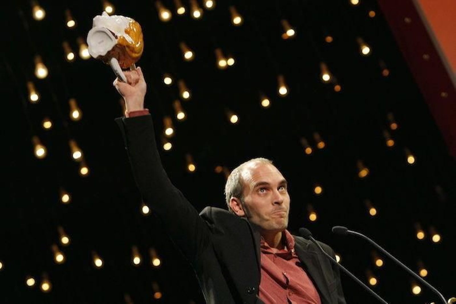 Tito Asorey recogiendo su premio en la madrugada del viernes.