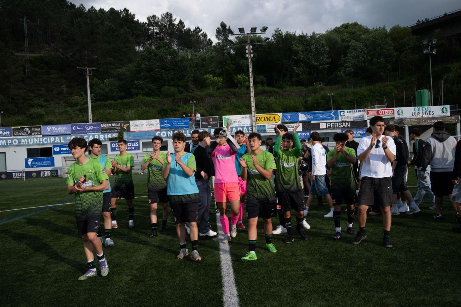 Los jugadores agradecen el apoyo de sus aficionados tras conseguir mantenerse una temporada más en la Primera Futgal.
