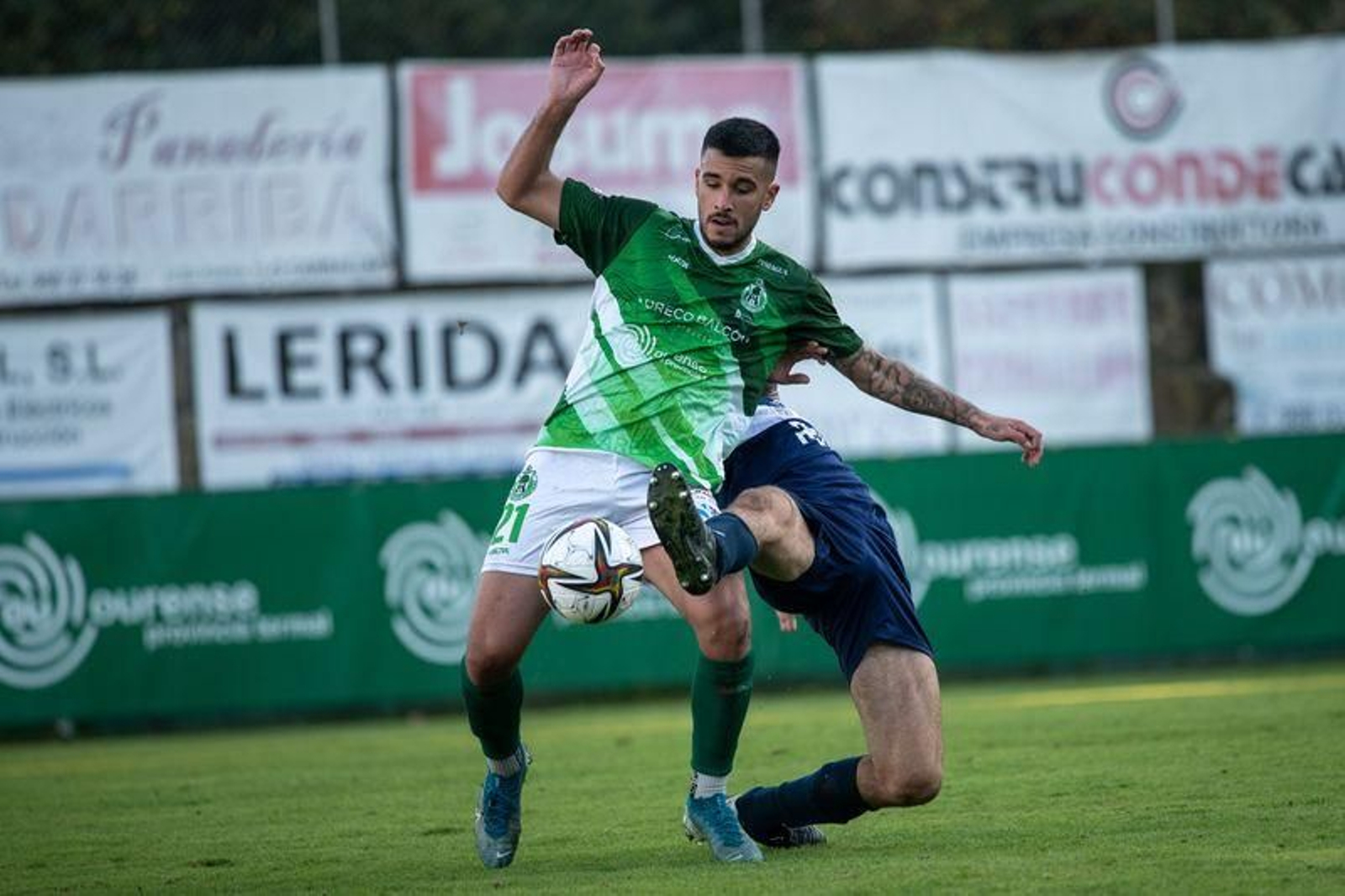 El partido entre el Arenteiro y el Marino en Espiñedo (ÓSCAR PINAL).