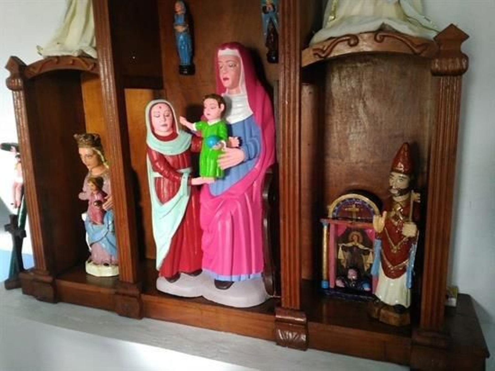 La imagen de las tallas de madera después de su "restauración".