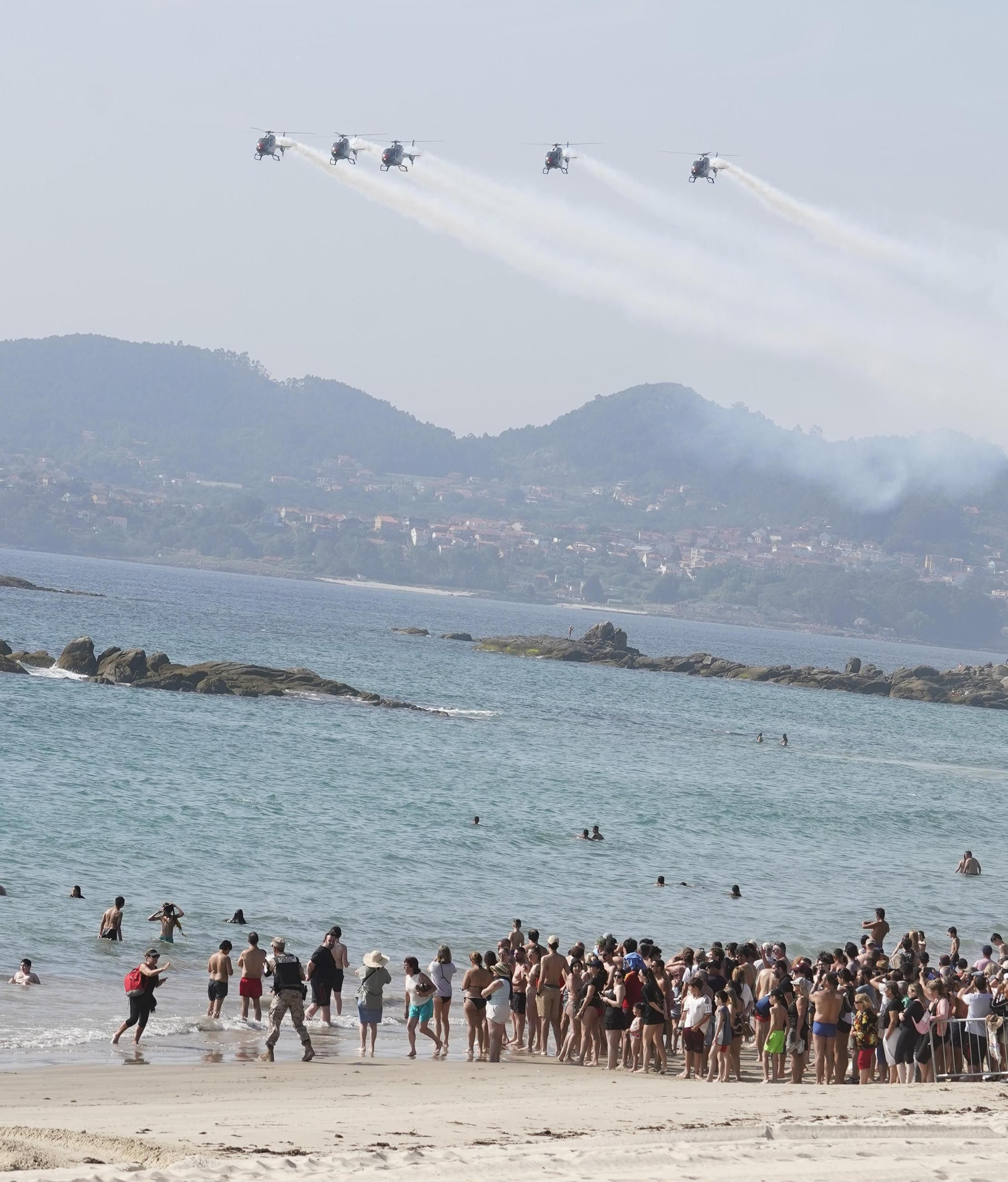 Galería | Felipe VI participa en la revista naval y presencia la exhibición de militares en Samil