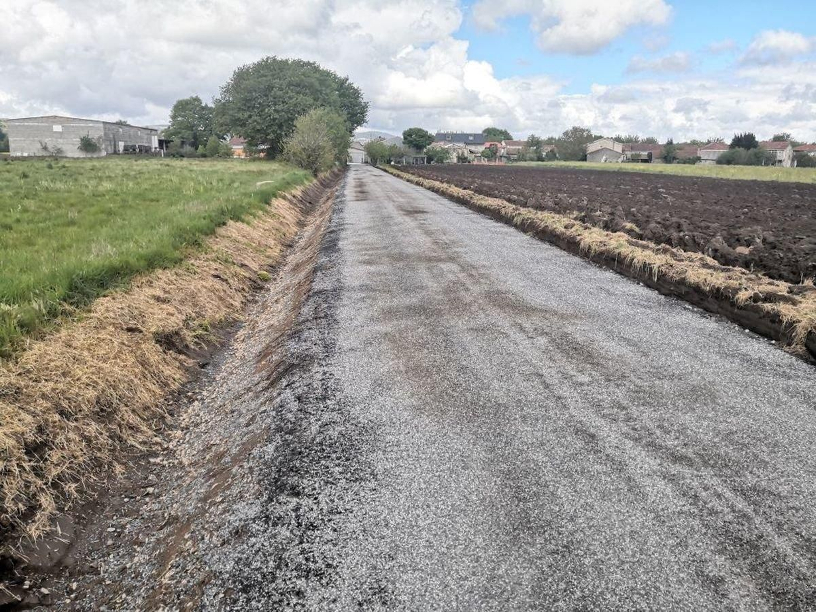 Intervención do bacheo na aldea de A Corga, no concello de Sandiás.