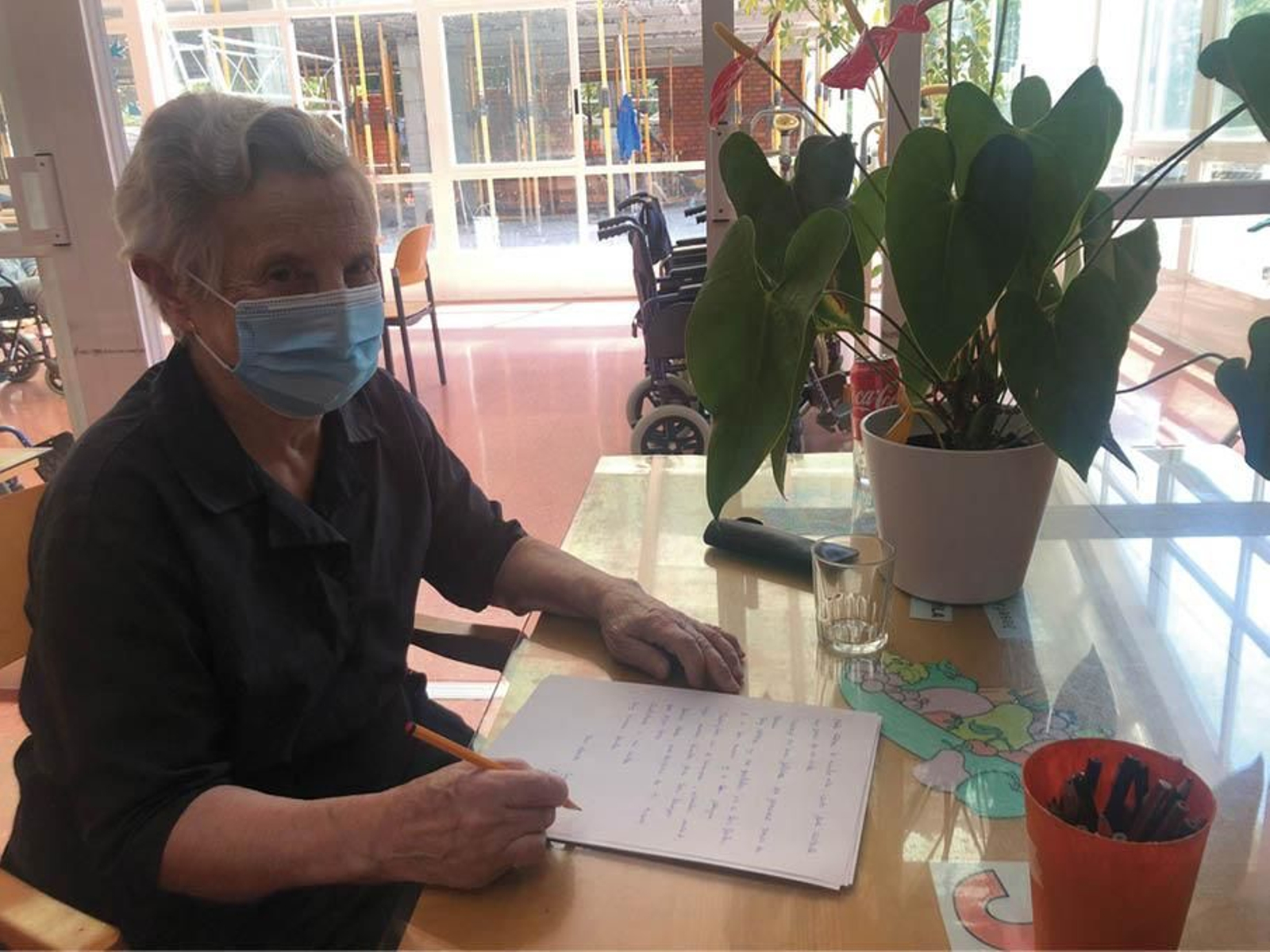 Una usuaria, escribiendo una carta.