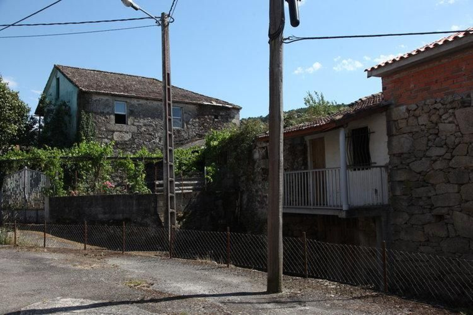 Un conjunto de viviendas del núcleo de A Corredoira, en el concello de Ramirás.(J. PAZ)