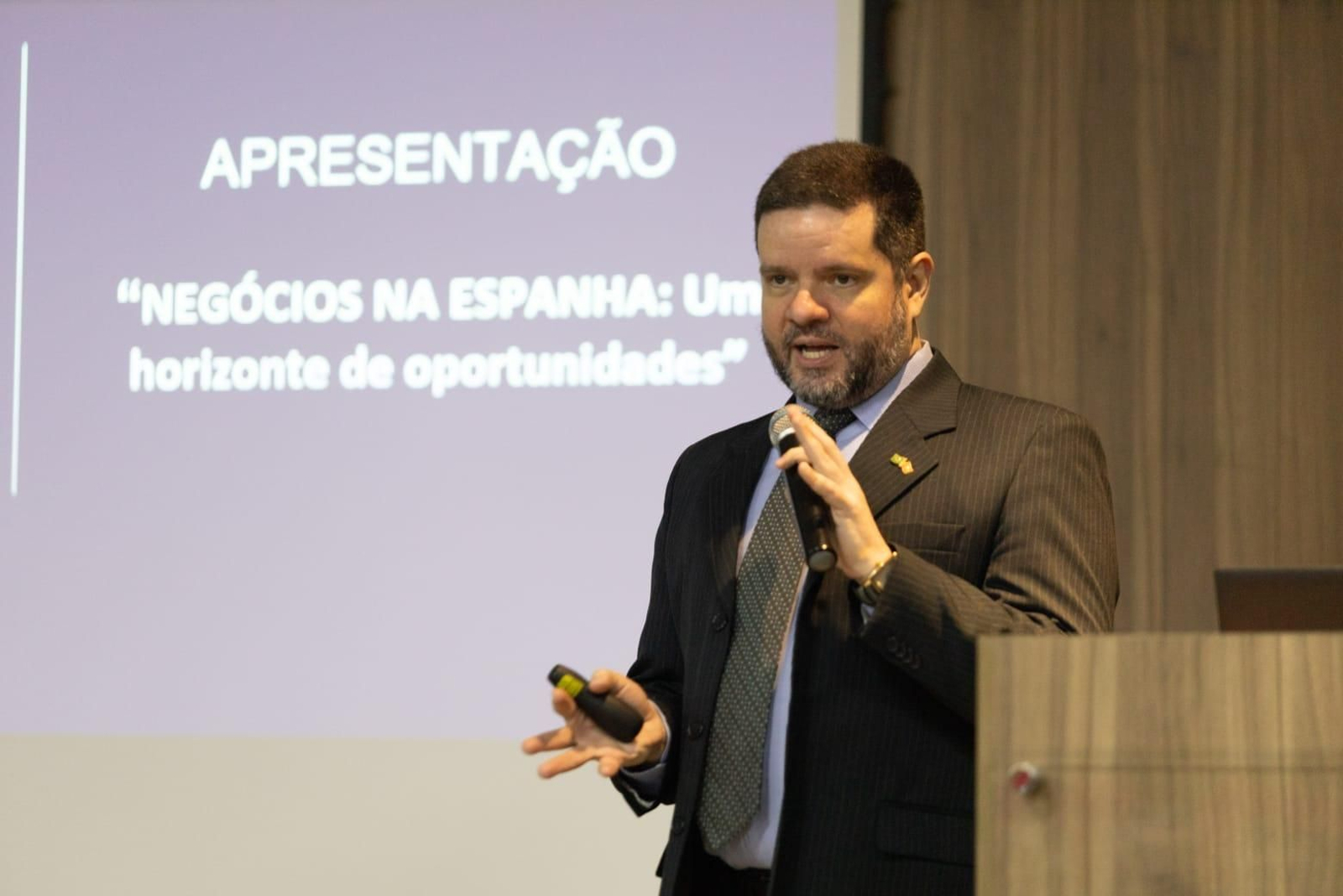 El abogado Felipe Pousada durante un simposio celebrado en Brasil