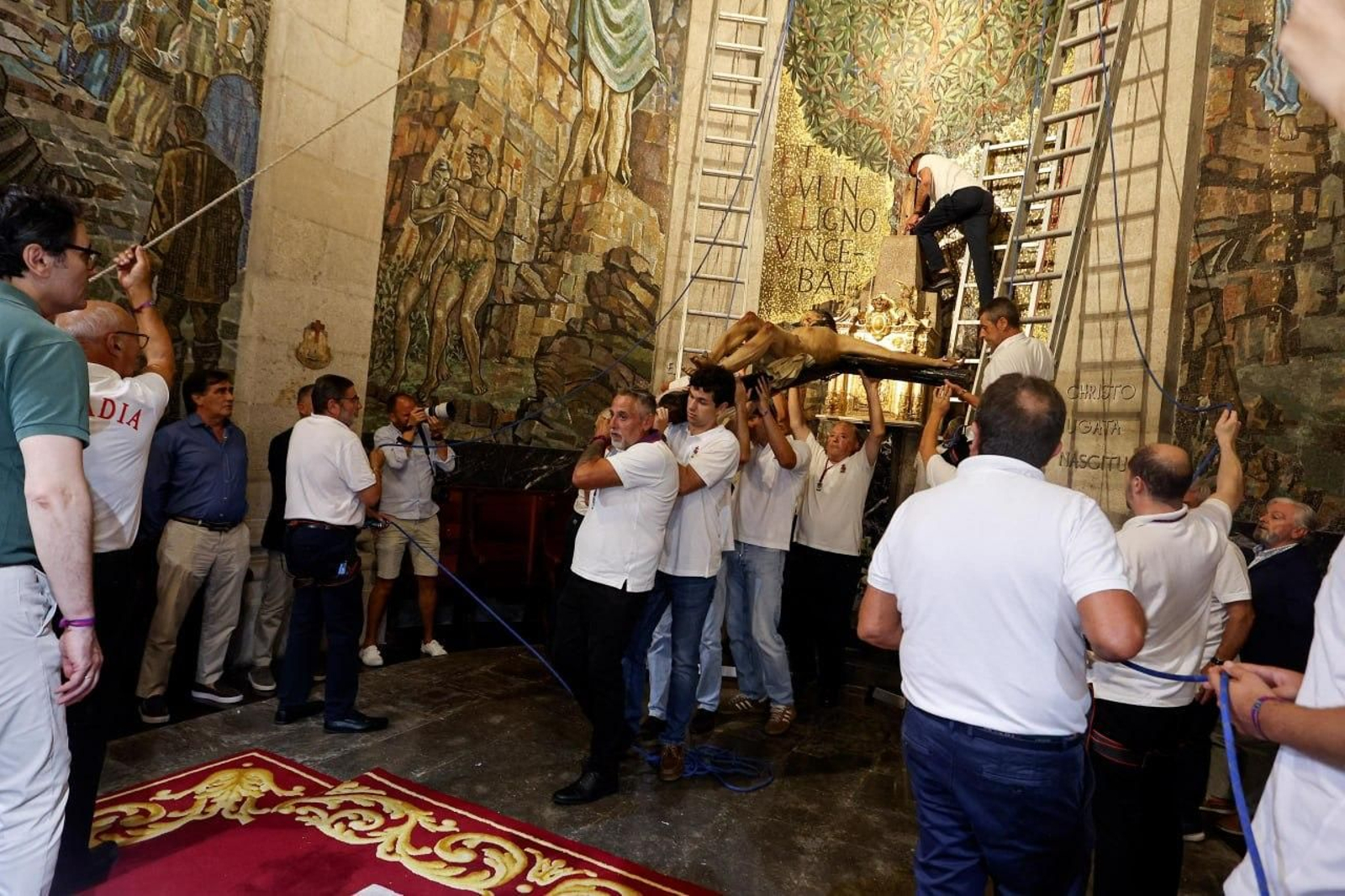Galería | Vigo vive el pregón y el descendimiento del Cristo da Victoria