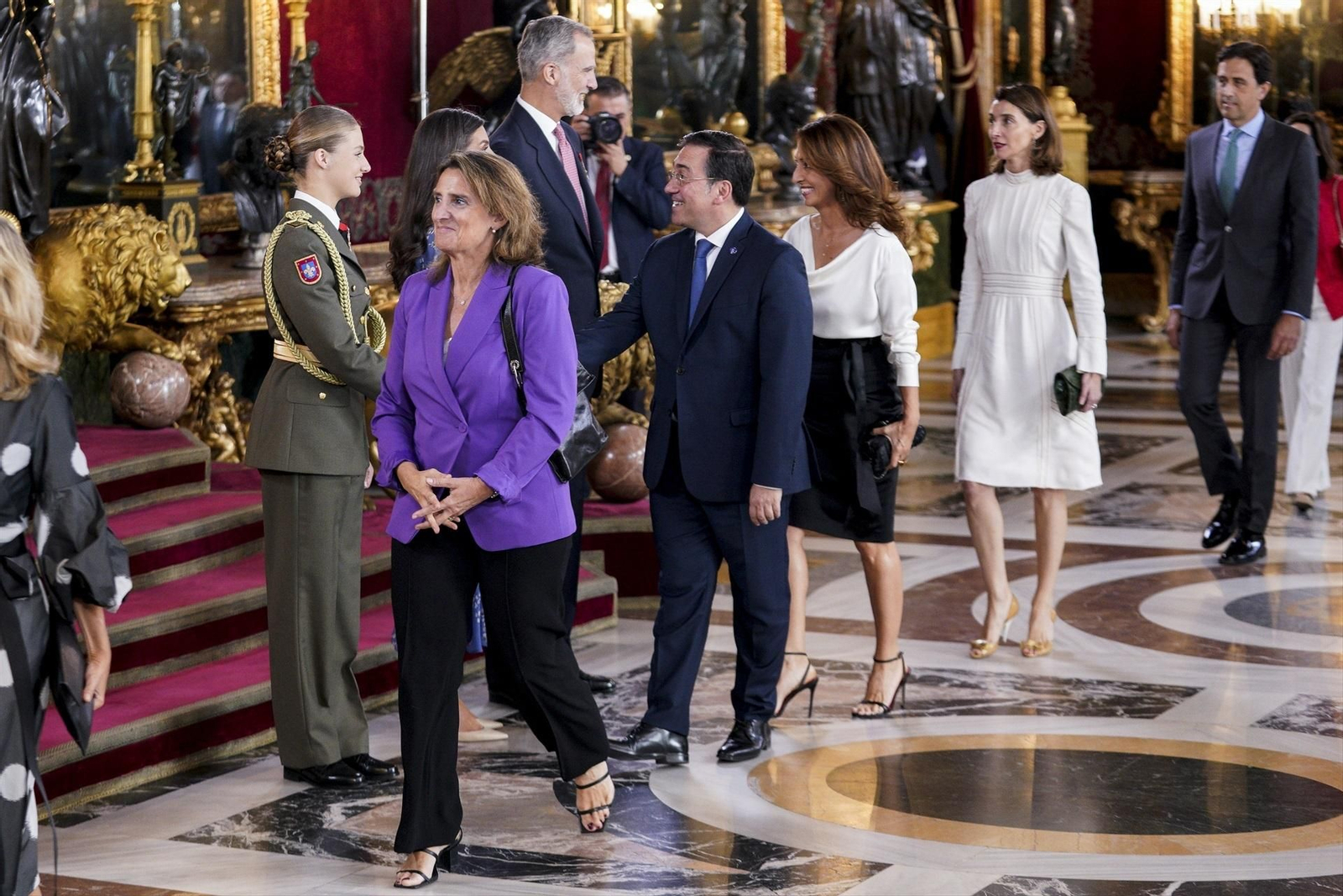 La princesa Leonor (i), la Reina Letizia (3i) y el Rey Felipe VI (c)saludan a la vicepresidenta tercera y ministra para la Transición Ecológica y el Reto Demográfico en funciones, Teresa Ribera (2i), y al ministro de Asuntos Exteriores, Unión Europea y Cooperación en funciones, José Manuel Albares.