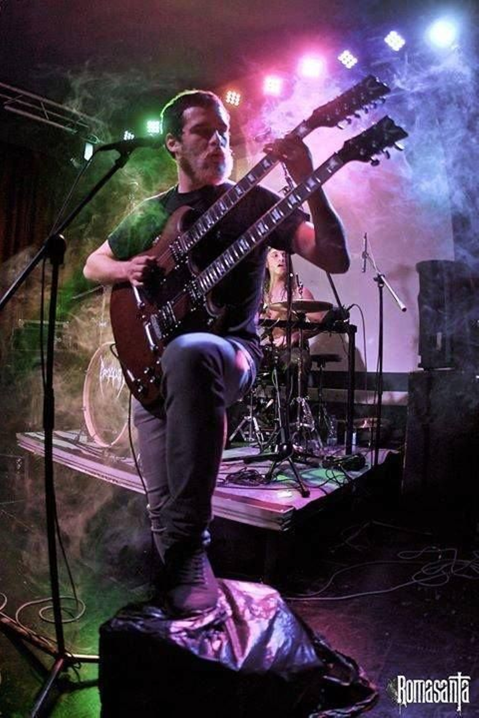 Jacobo Mouriño, a la guitarra, detrás Daniel Valladares.