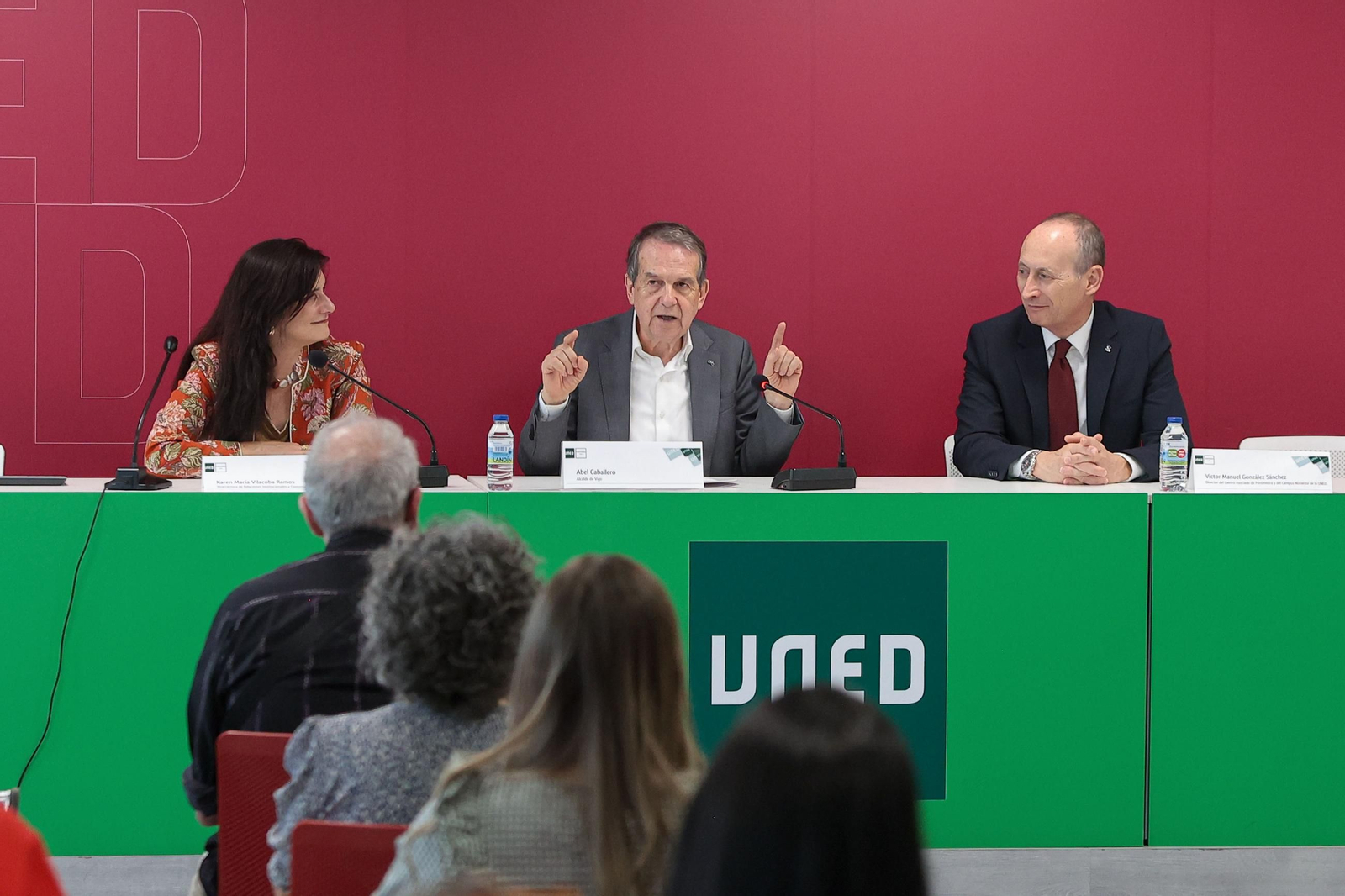 Karen Vilacoba, Abel Caballero y Víctor Manuel González, en el acto inaugural de ayer.