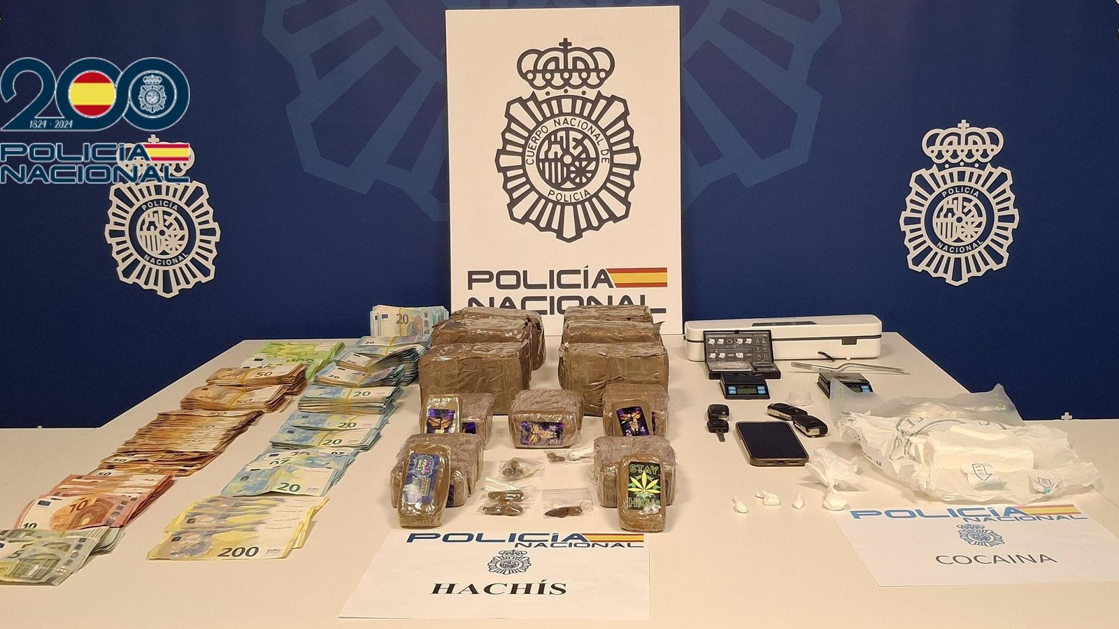 Material incautado en la operación “Laundry”, entre el que se encuentran más de 500 gramos de cocaína, más de ocho kilos de hachís y básculas de precisión.