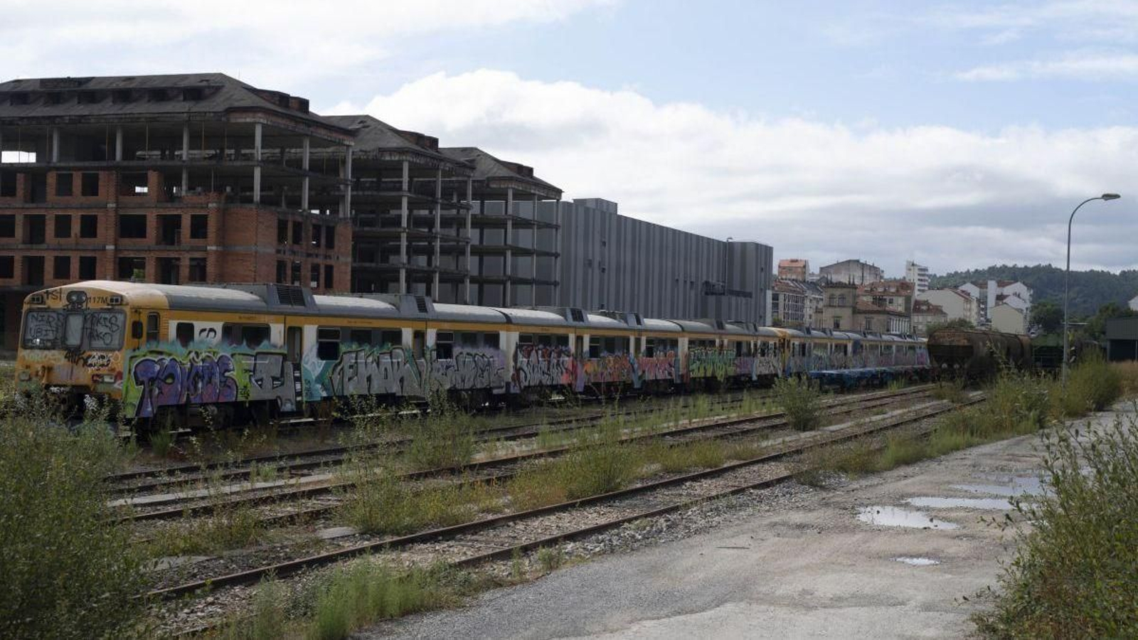 Automotores abandonados por Renfe en la estación de O Carballiño se convierten en chatarra.