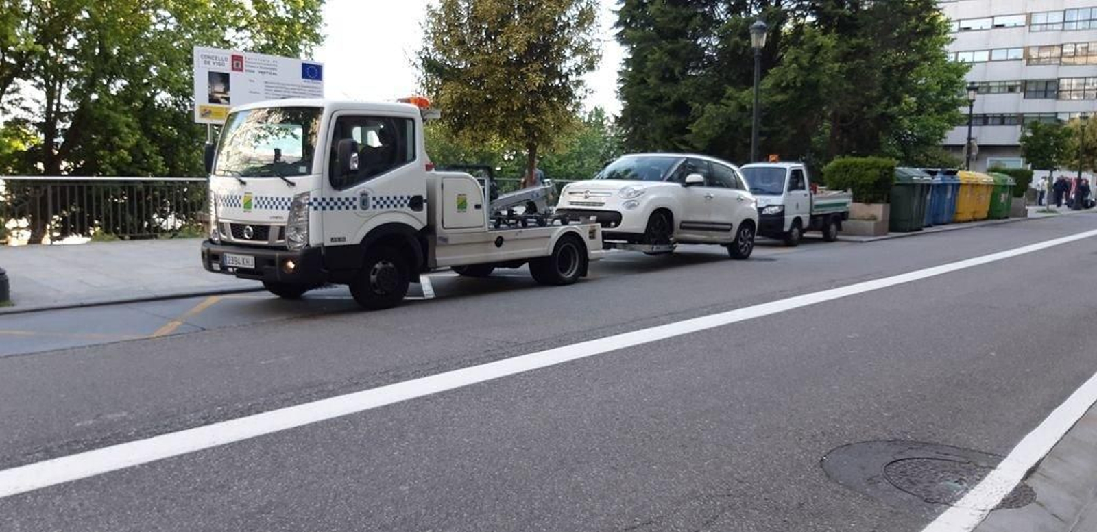 El vehículo implicado es retirado por la grúa.