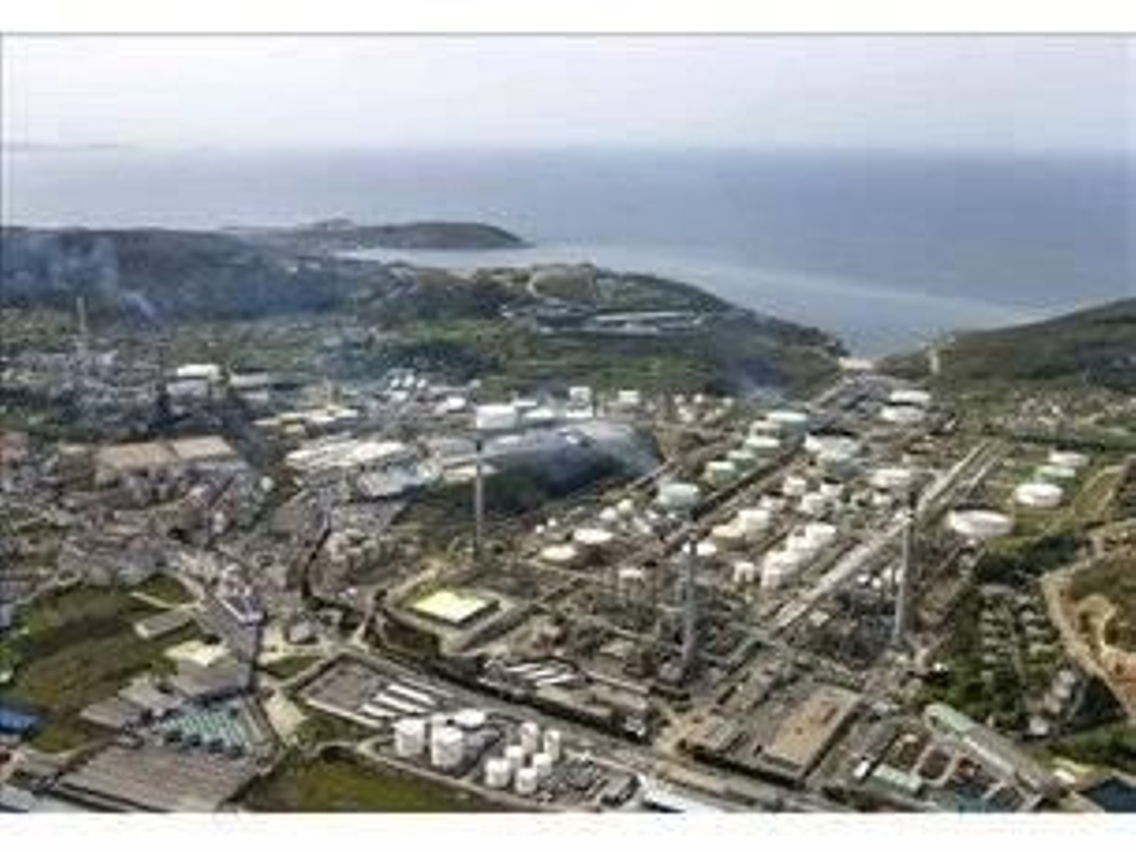 Imagen aérea de la refinería de Repsol en A Coruña (Foto: EFE)