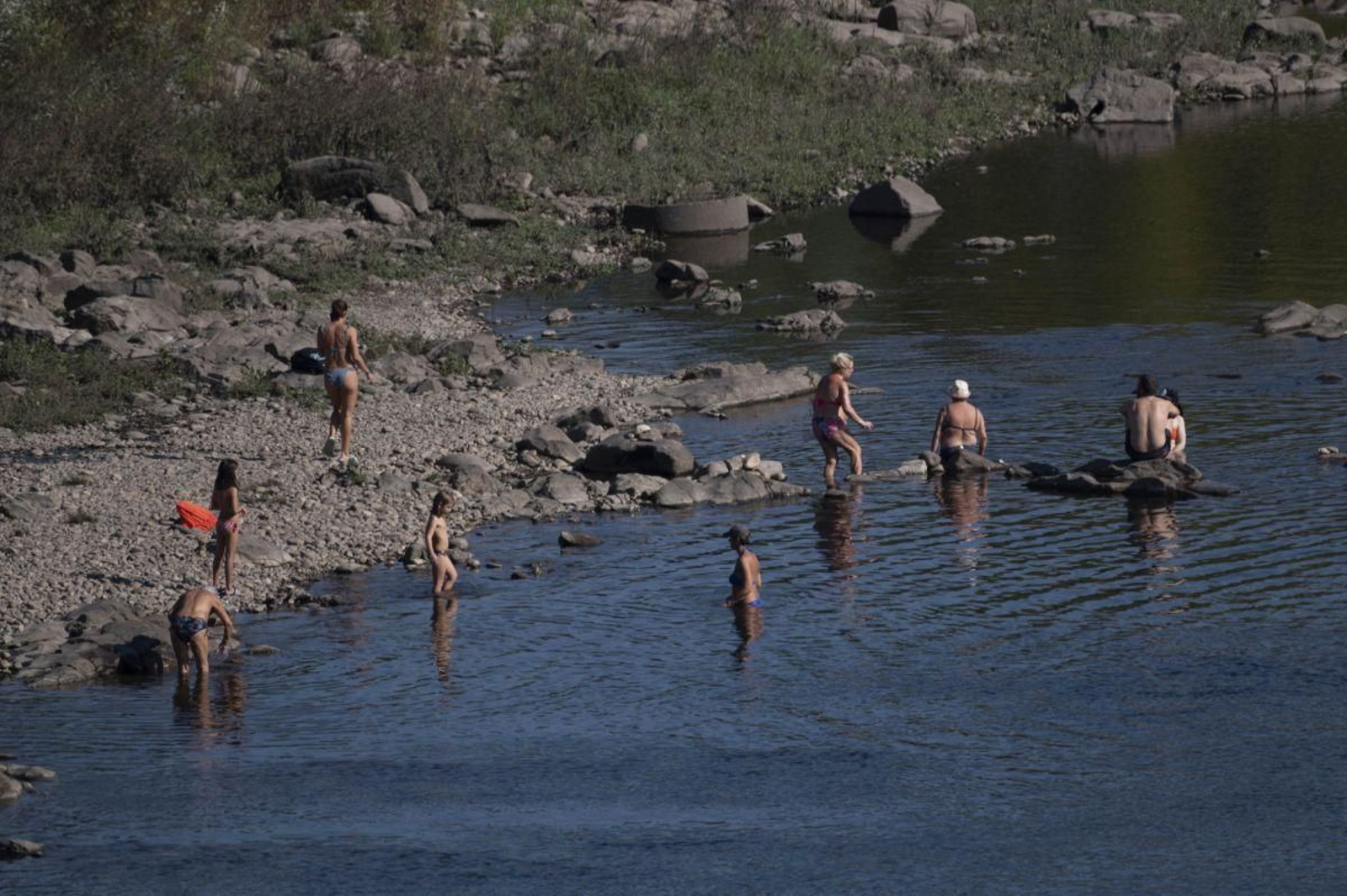 No fueron pocos los que optaron por combatir el calor con un chapuzón otoñal en el Miño.