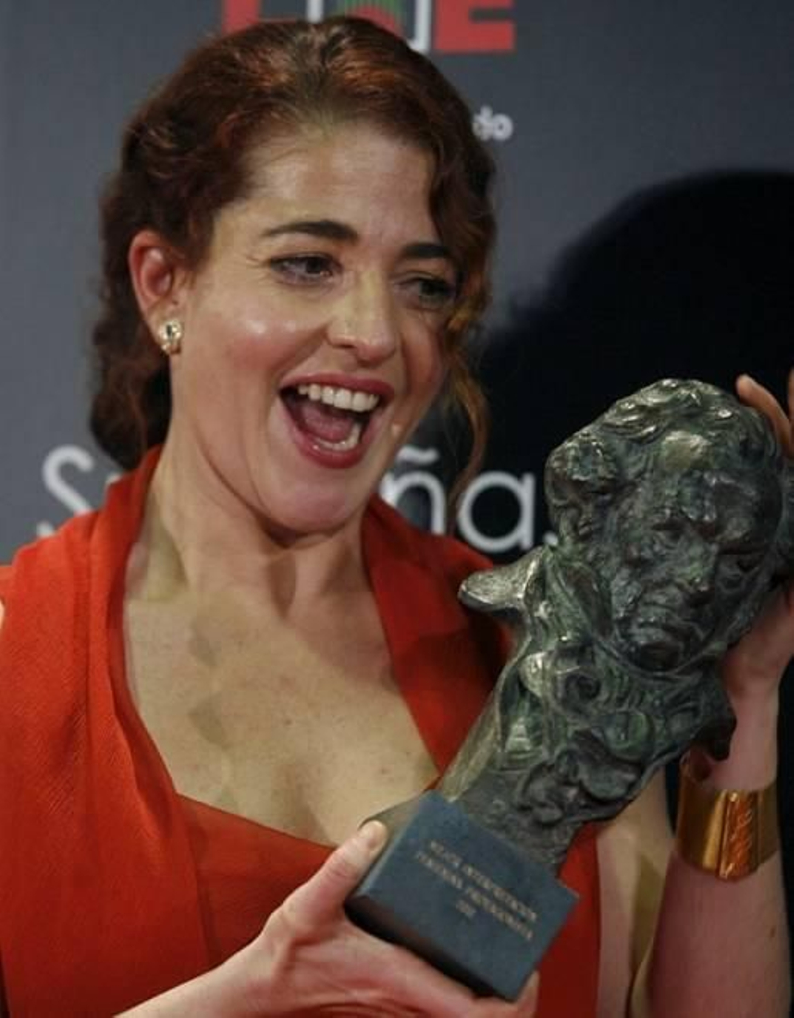 La actriz Nora Navas posa tras recibir el premio Goya a la mejor interpretación femenina.