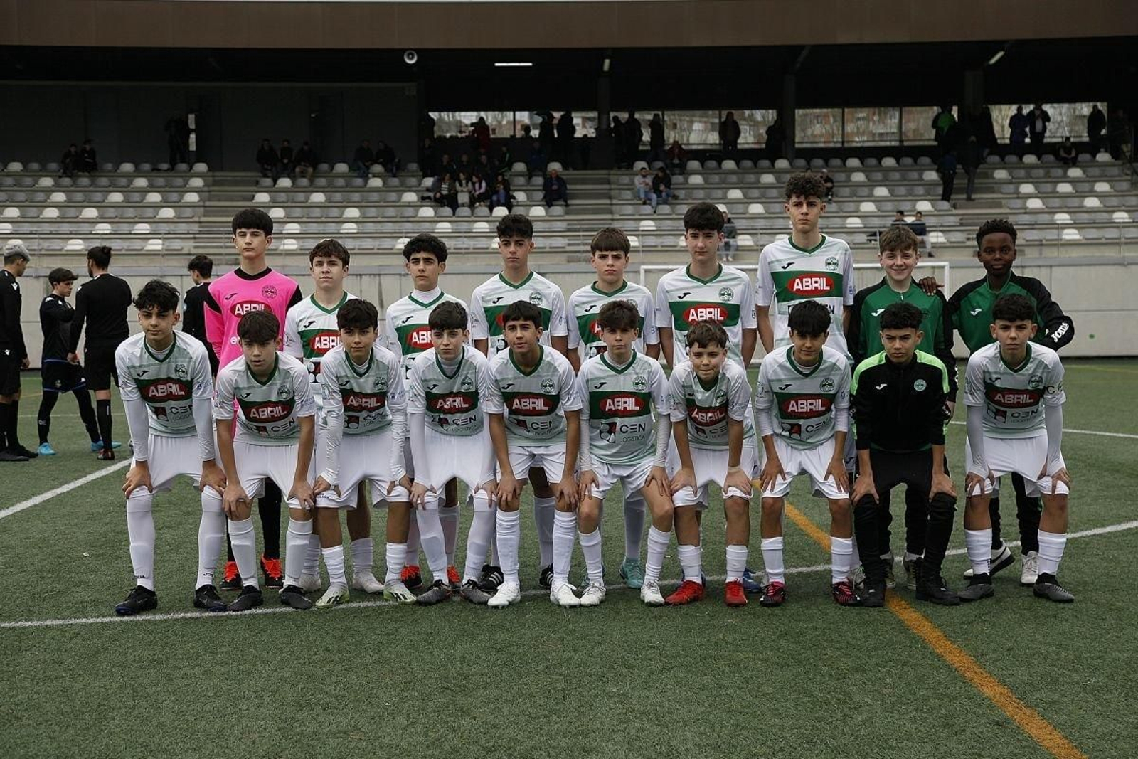 La plantilla del Infantil A del Pabellón Orense CF, antes del partido de la División de Honor contra el Deportivo en el campo Miguel Ángel-Os Remedios.