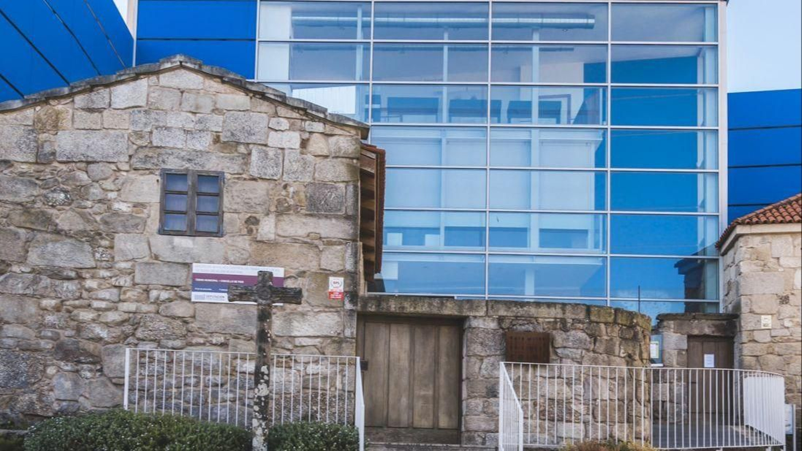 La supuesta casa natal de Colón en Poio, con el cruceiro donde aparecía la familia Colón.