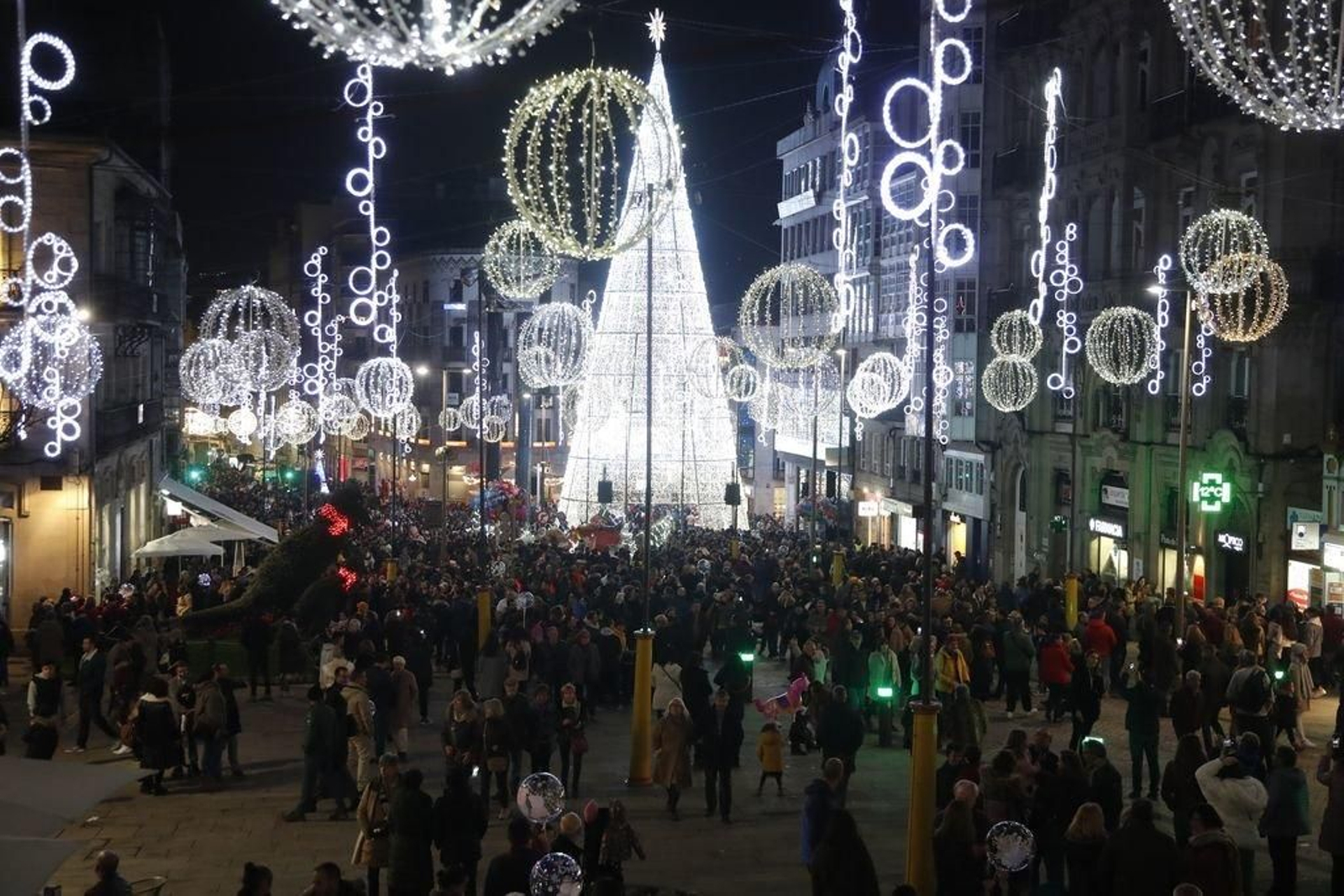 Los turistas invaden Vigo en el Puente301