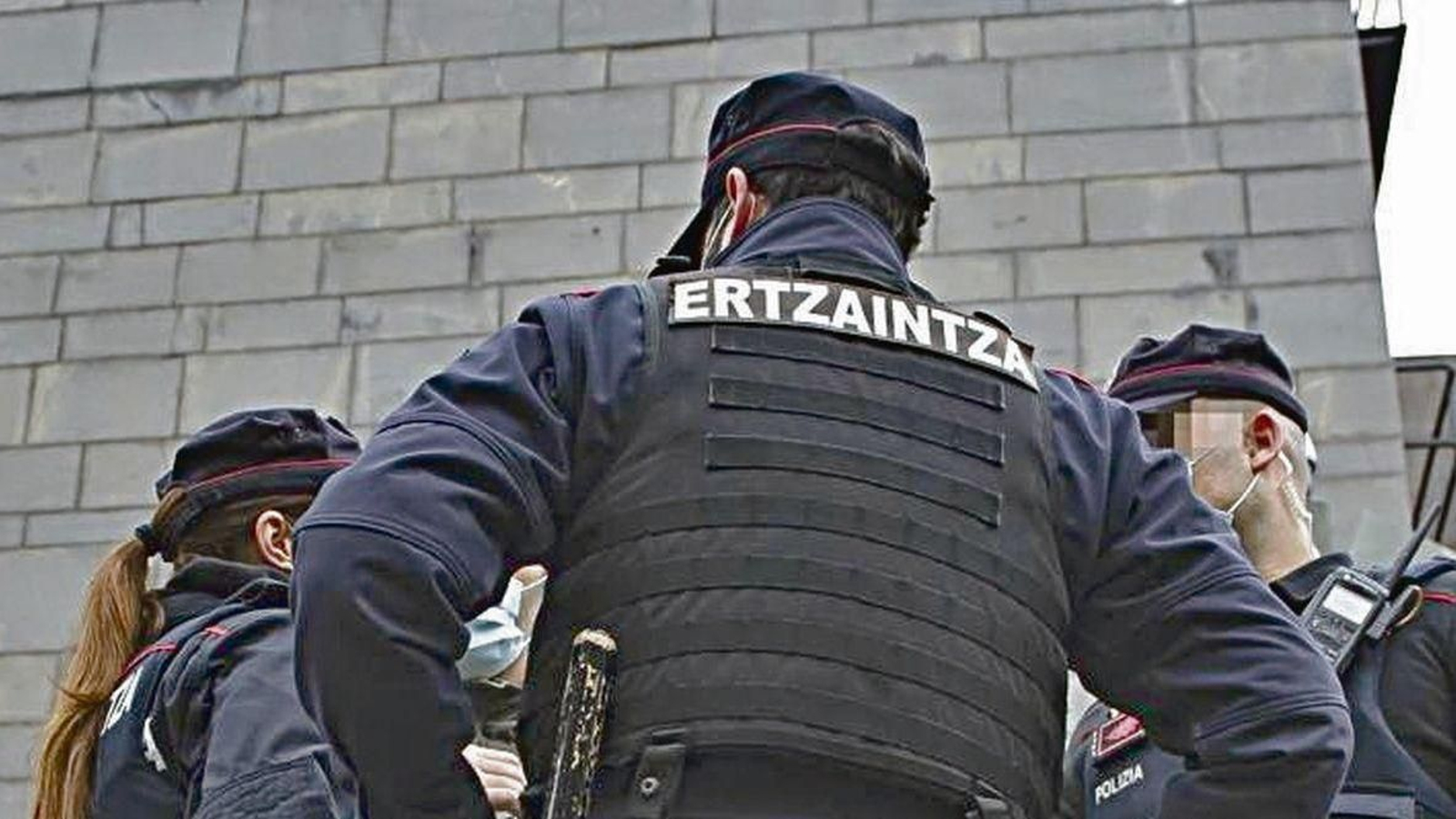 Un agente de la Ertzaintza, en San Sebastián.
