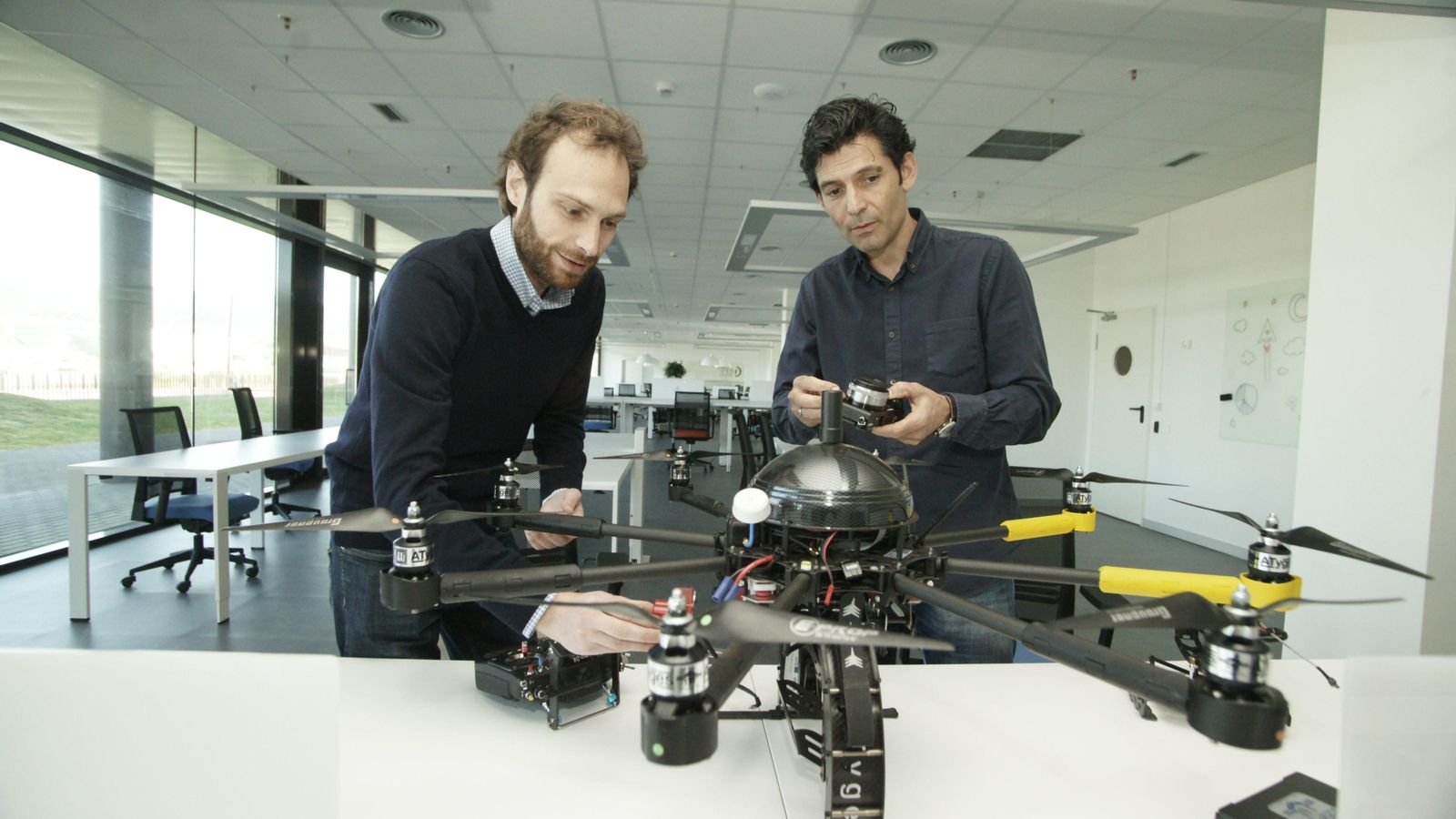 3EData es una spin-off fundada por tres ingenieros de montes con 15 años de experiencia. A través de drones, radiografían las masas forestales y analizan su situación para el cliente. Pueden trabajar para embalses, piscifactorías o empresas medioambientales. La forman Marco Rubinos, Boris Hinojo y Carmen Cillero.