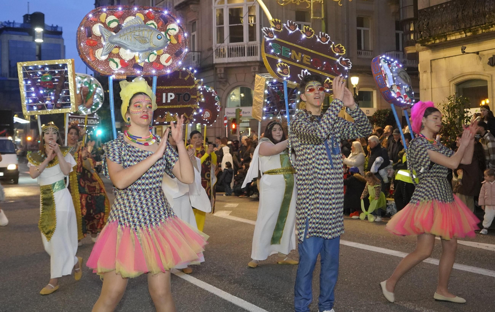 Galería | El desfile de comparsas del Entroido 2026 ilumina las calles de Vigo