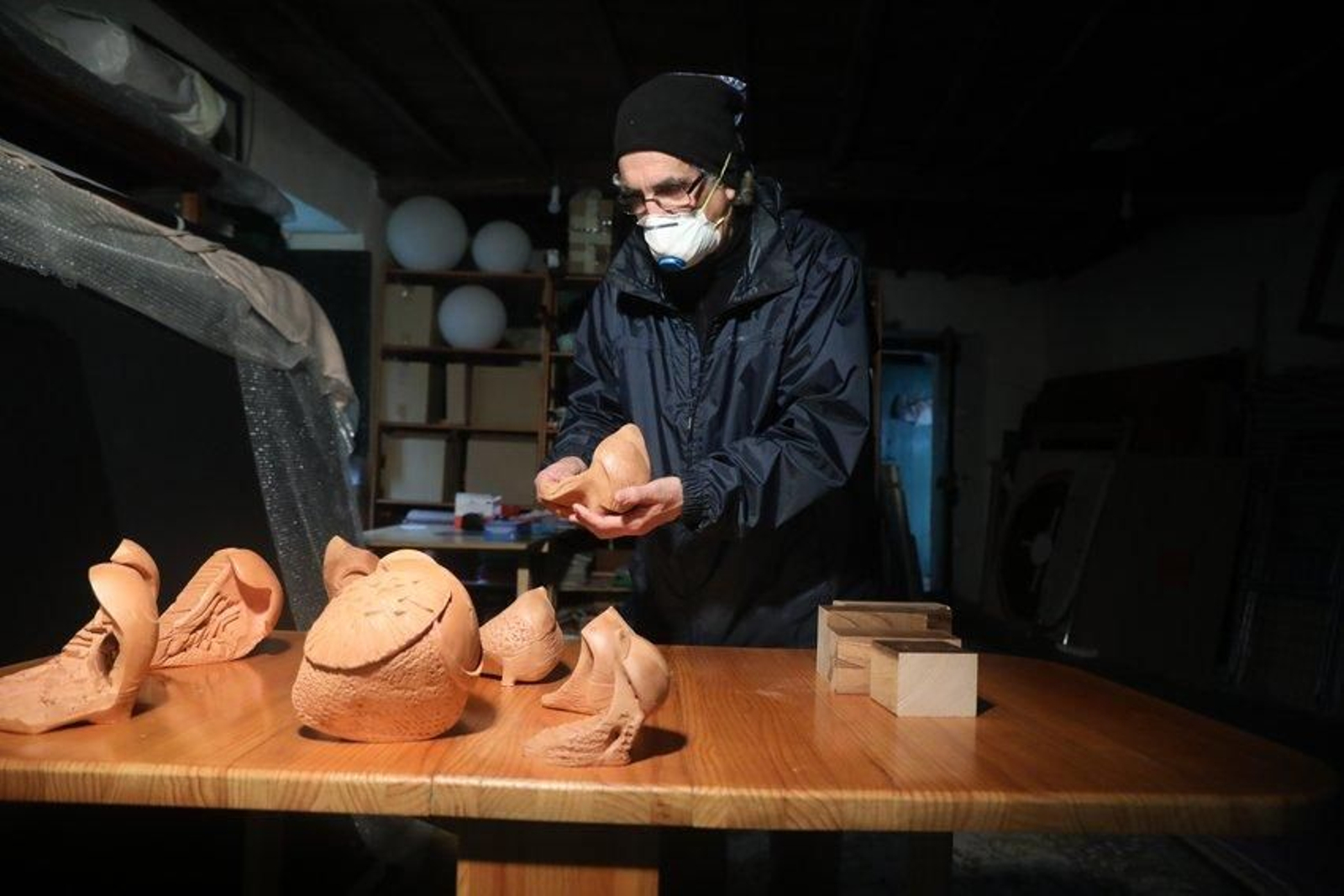 El pintor Baldomero Moreiras confinado en su rectoiral estudio. Foto: José Paz