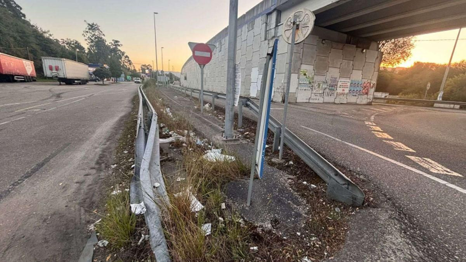 Estado de abandono que presenta la Rotonda de Santa Marta., en la N-550, Sanguiñeda,  Mos.