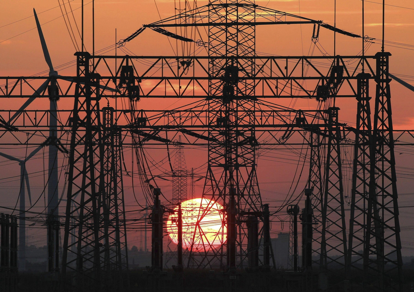 La subida de la factura de la luz repercute en el consumo de hogares y empresas.