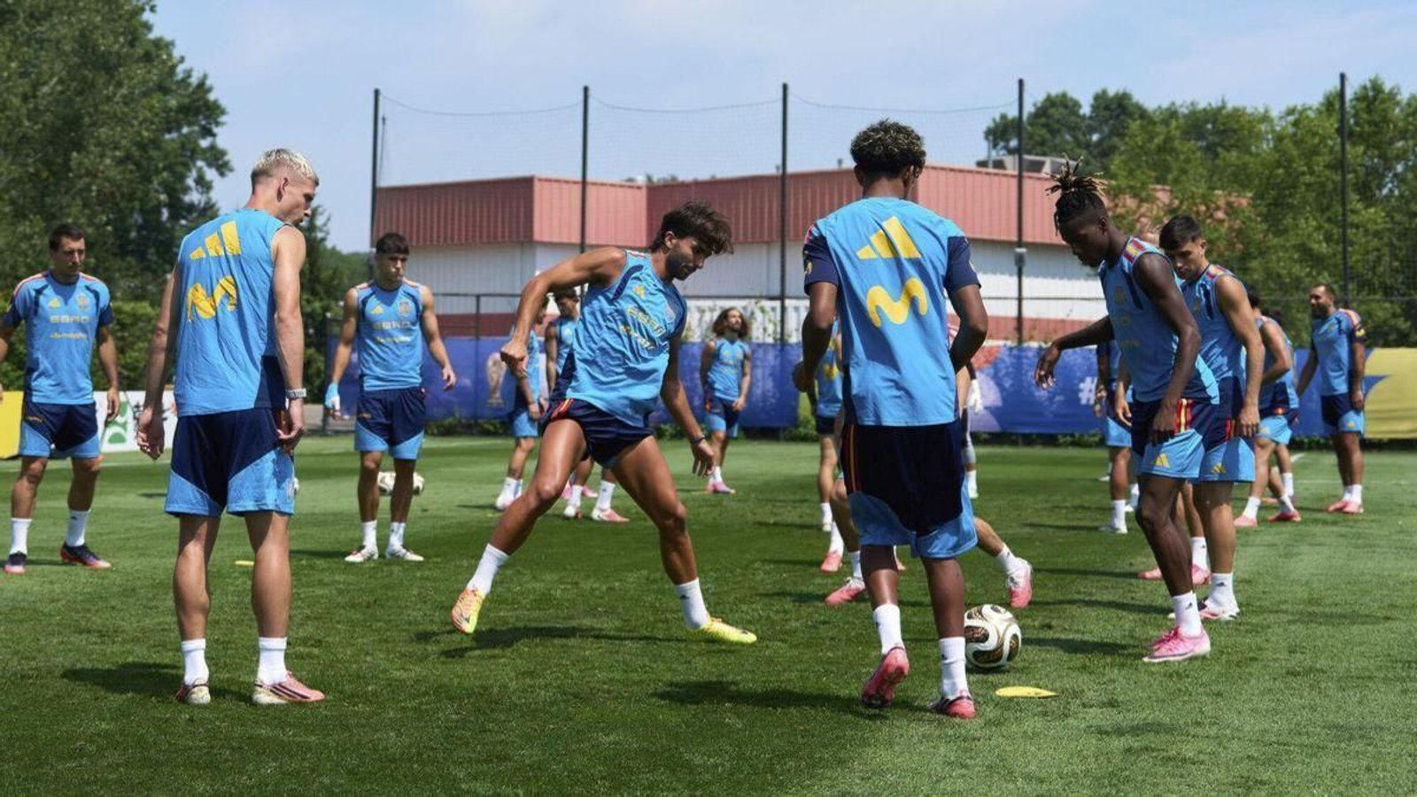 Los jugadores de la selección española realizan un rondo en un entrenamiento previo a la final del Mundial.