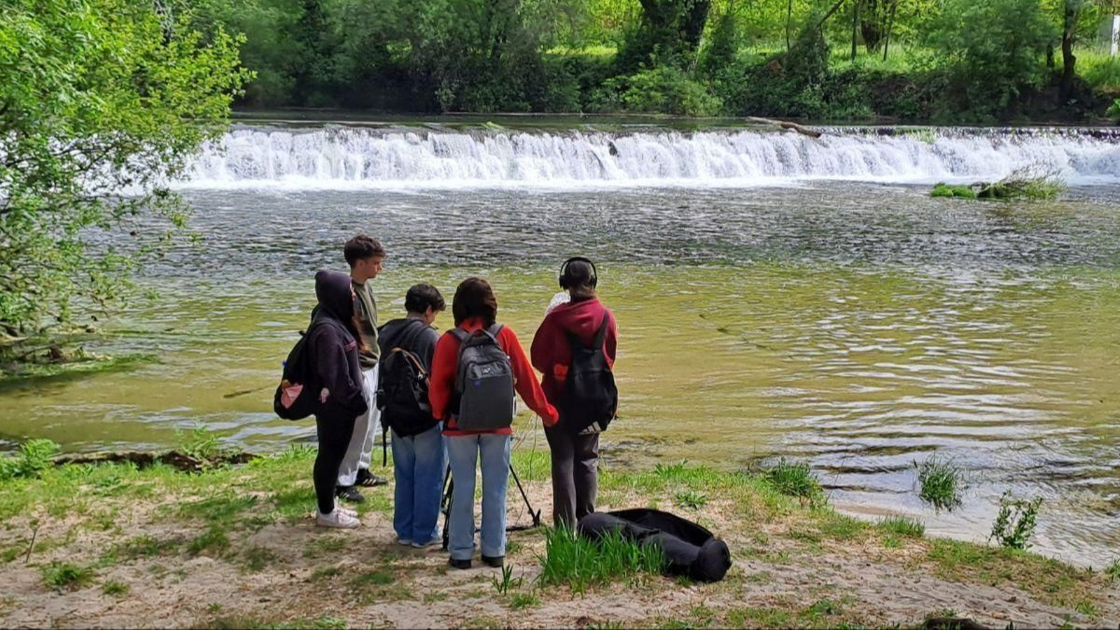 Uno de los momentos de la grabación en el entorno del río.